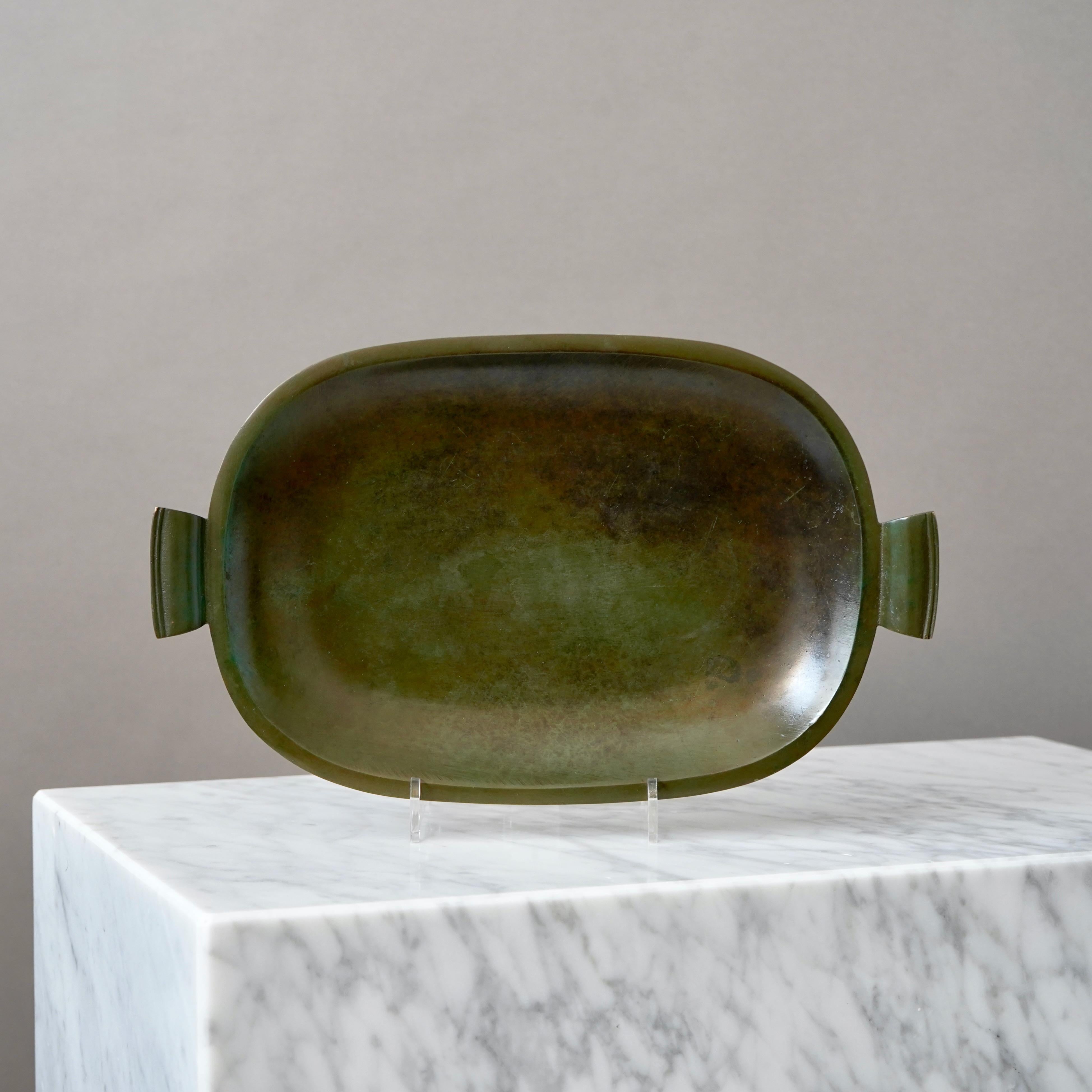 Suédois Plat en bronze Art déco par GAB Guldsmedsaktiebolaget, Suède, années 1930 en vente