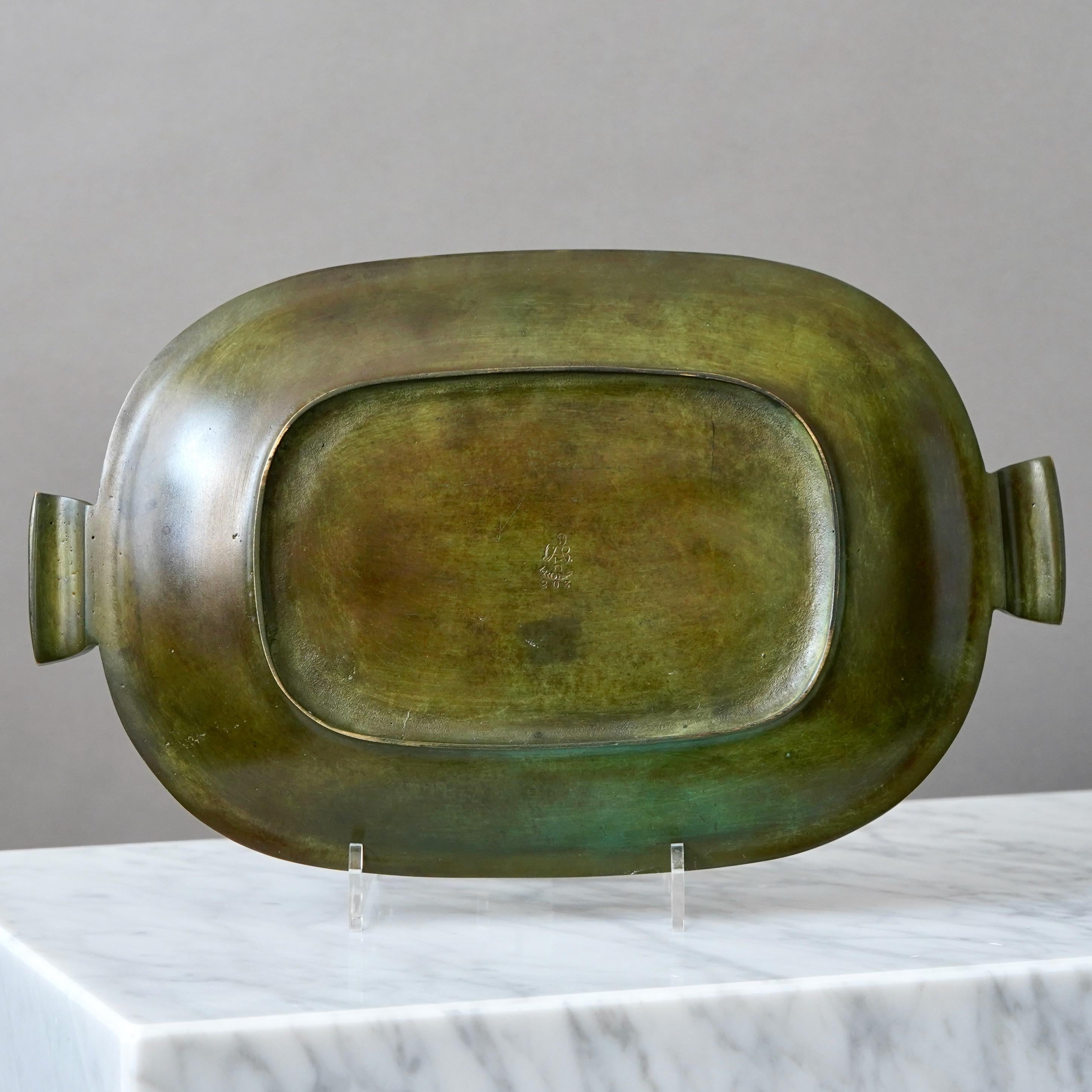 Milieu du XXe siècle Plat en bronze Art déco par GAB Guldsmedsaktiebolaget, Suède, années 1930 en vente