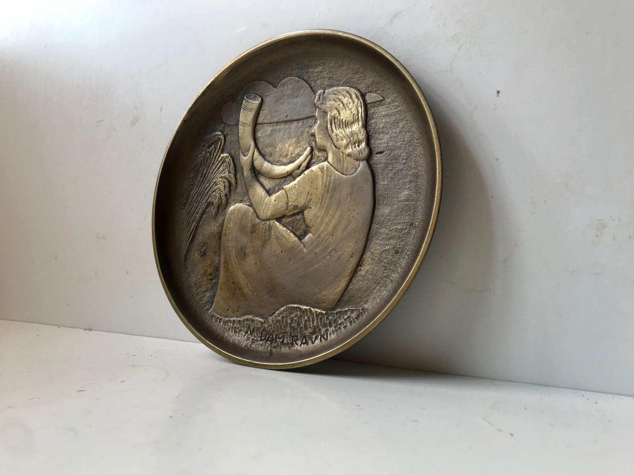 Bol ou petit chargeur en bronze Art Déco avec motif en relief d'une femme soufflant de la corne dans le champ. Il a été conçu par le danois N. Dam Ravn et fabriqué par Nordisk Malm au Danemark dans les années 1930. À la même époque, Just Andersen a