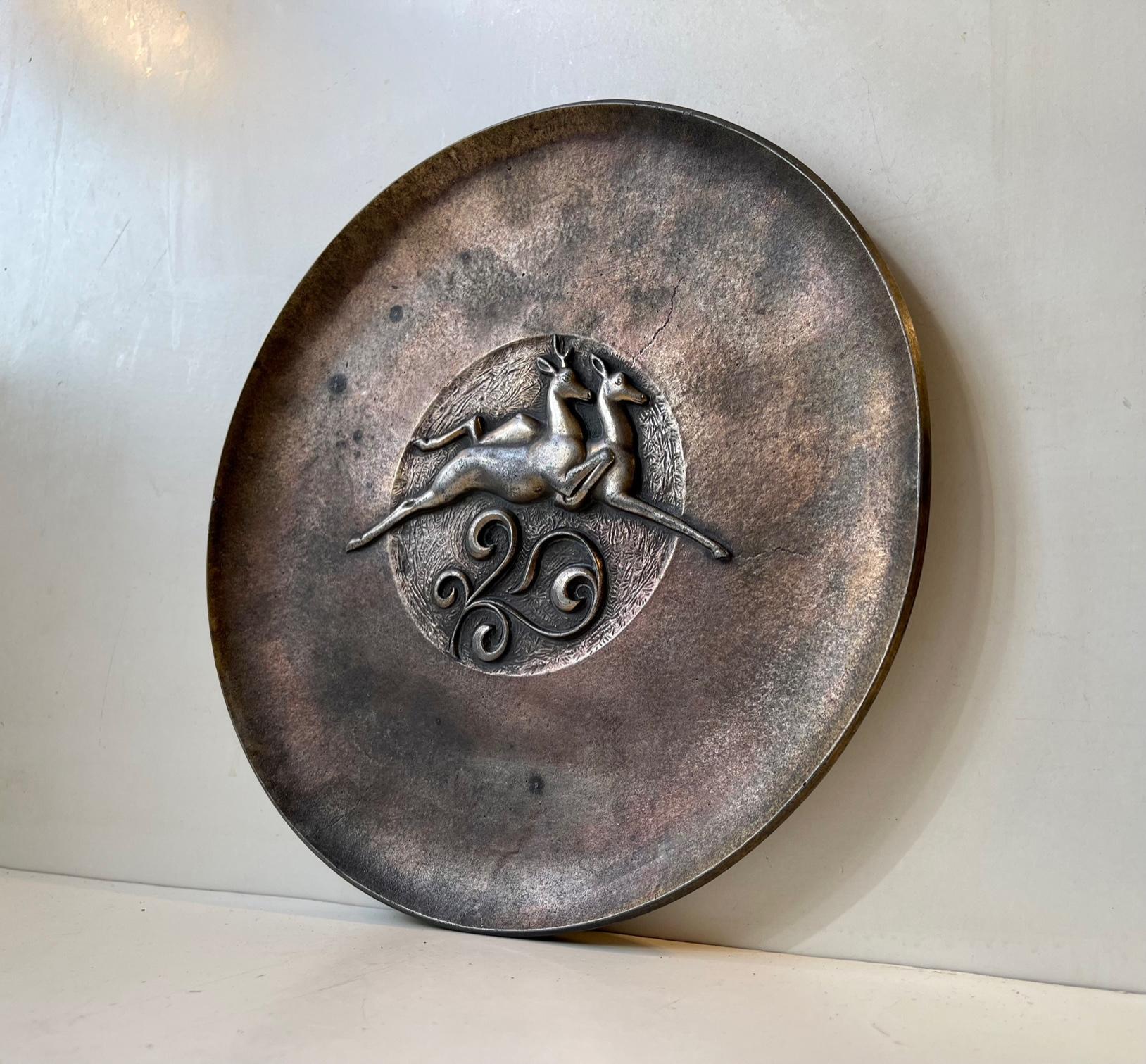 Un plat, une assiette ou un bol plat de centre de table élégant en bronze. Belle patine naturelle argentée-cuivrée. Son motif central est constitué d'antilopes en relief. Il est européen, probablement scandinave, français ou allemand. Signé