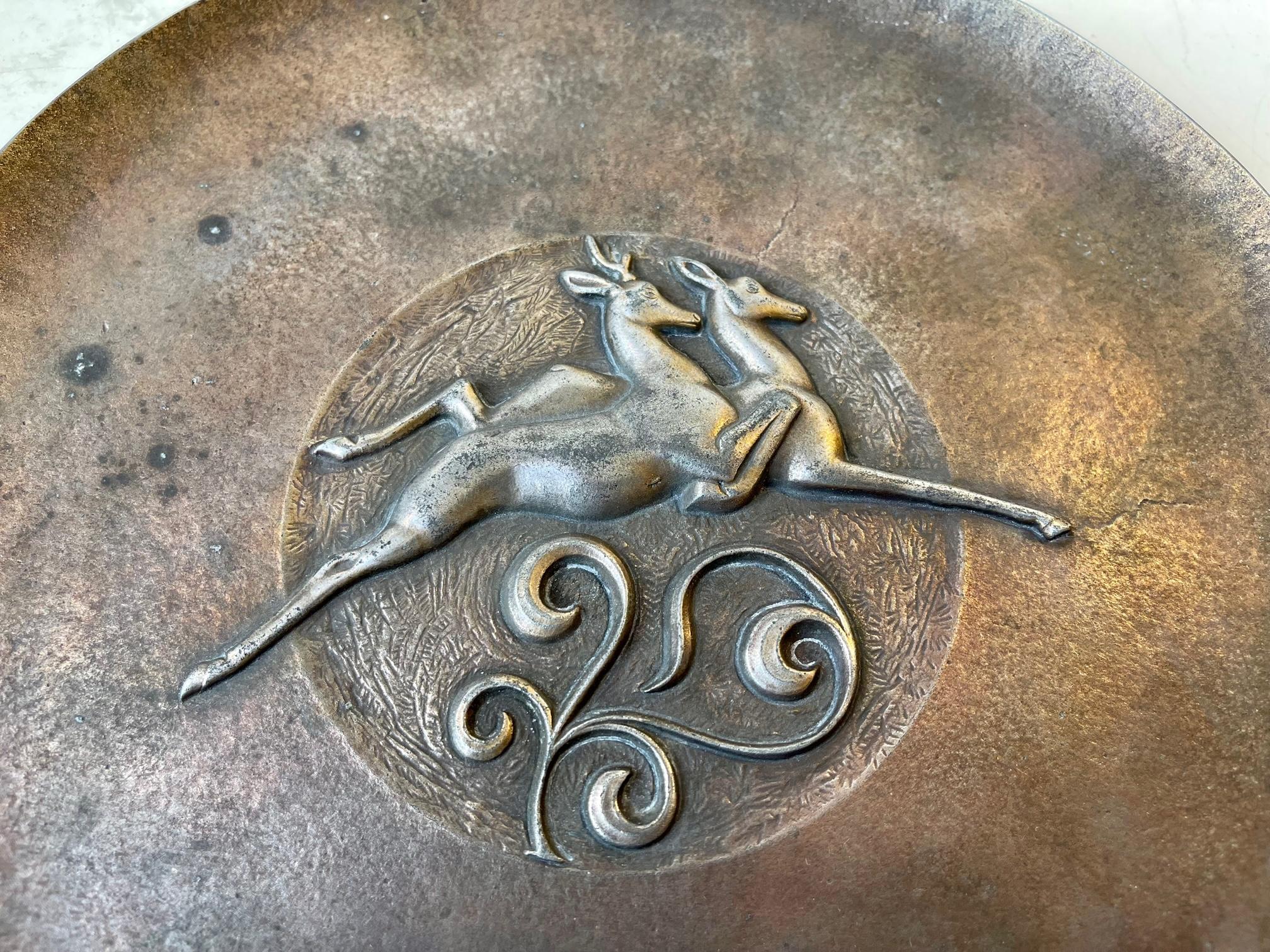 Patiné Plat en bronze Art Déco avec antilopes, années 1930 en vente