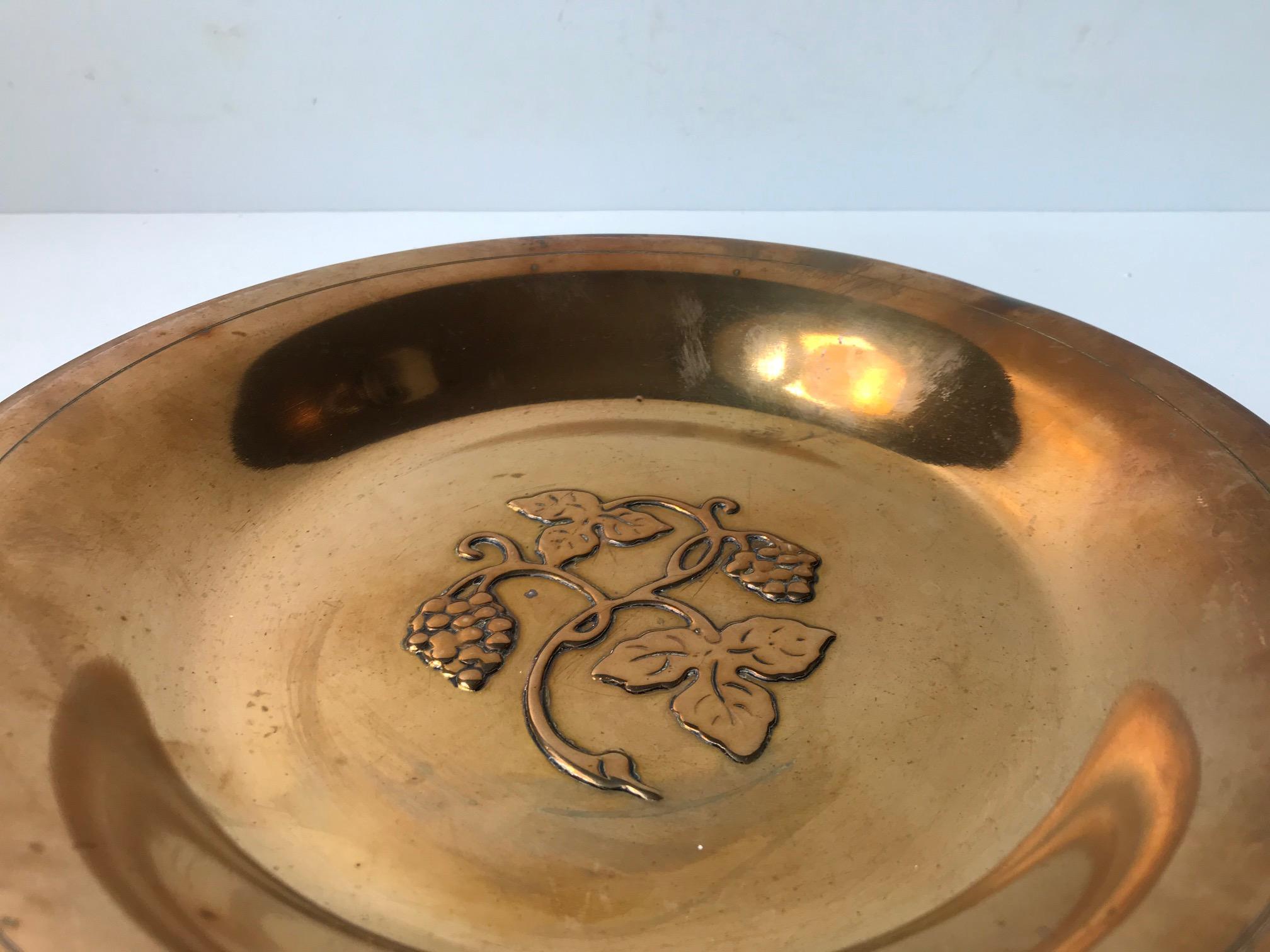 Europeo Piatto in bronzo Art Déco con uva di Ægte Ildfast, anni '30 in vendita