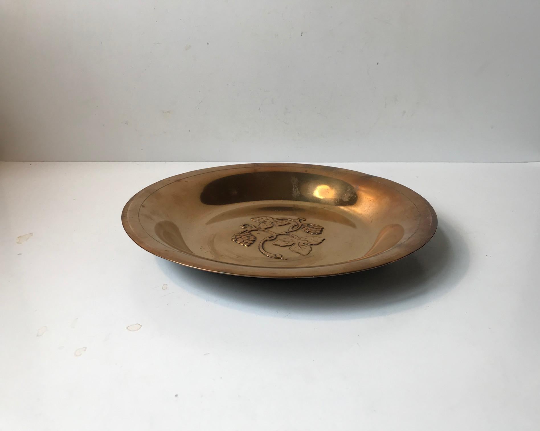 Mid-20th Century Art Deco Bronze Dish With Grapes by Ægte Ildfast, 1930s For Sale