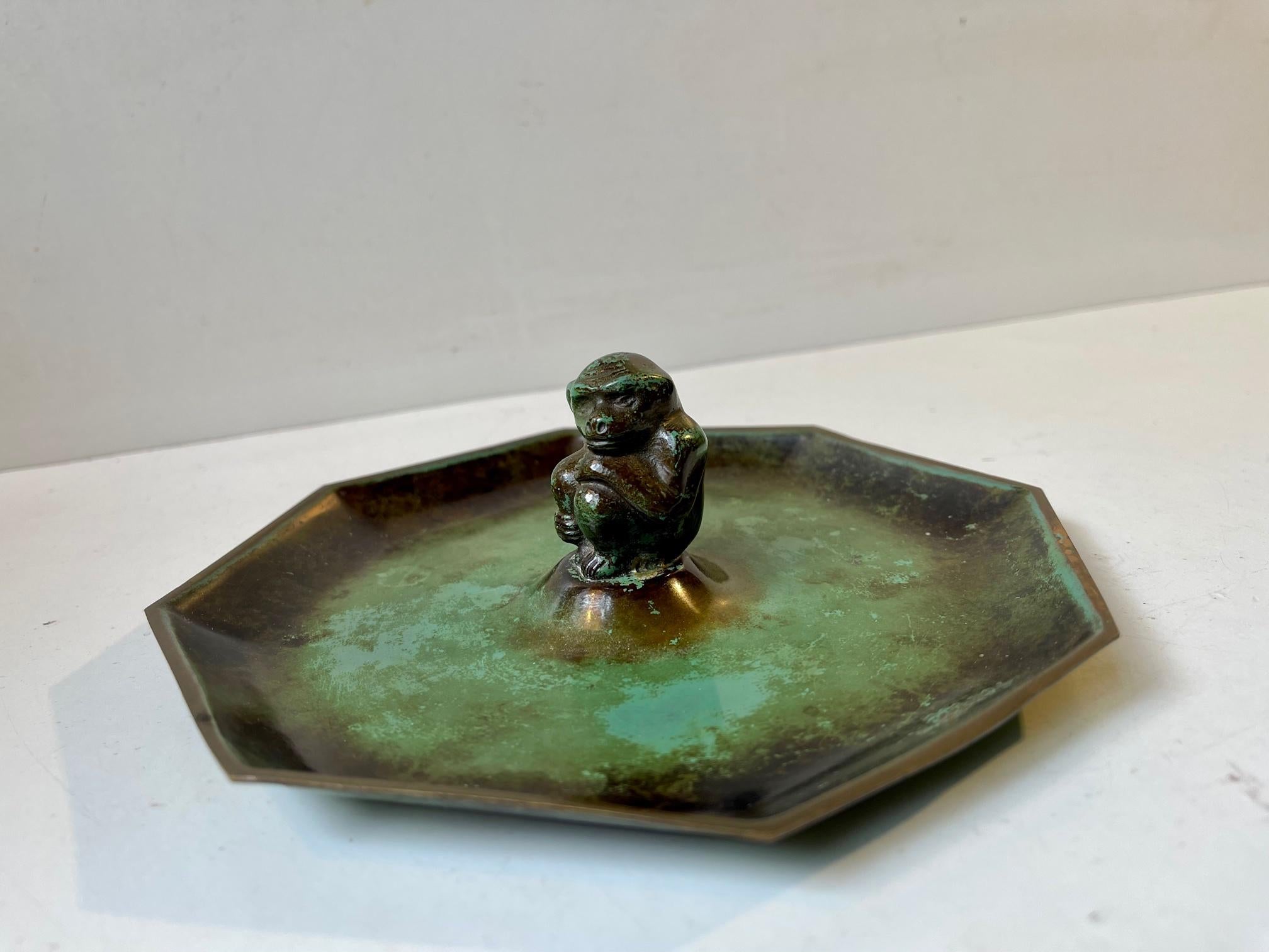 Thin octagonal bronze bowl with applied verdigris patina (cold paint). Unusual center figurine in shape of a monkey. It was designed and manufactured by Holger Fridericias in Denmark during the 1920s or 30s. Measurements: W: 17 cm, H: 5.5 cm.