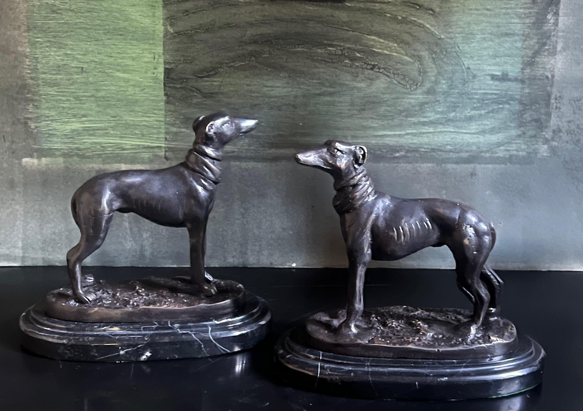 Paire de chiens en bronze Art Déco du milieu du siècle, non signés, sur des bases ovales en marbre, fabriqués en France.