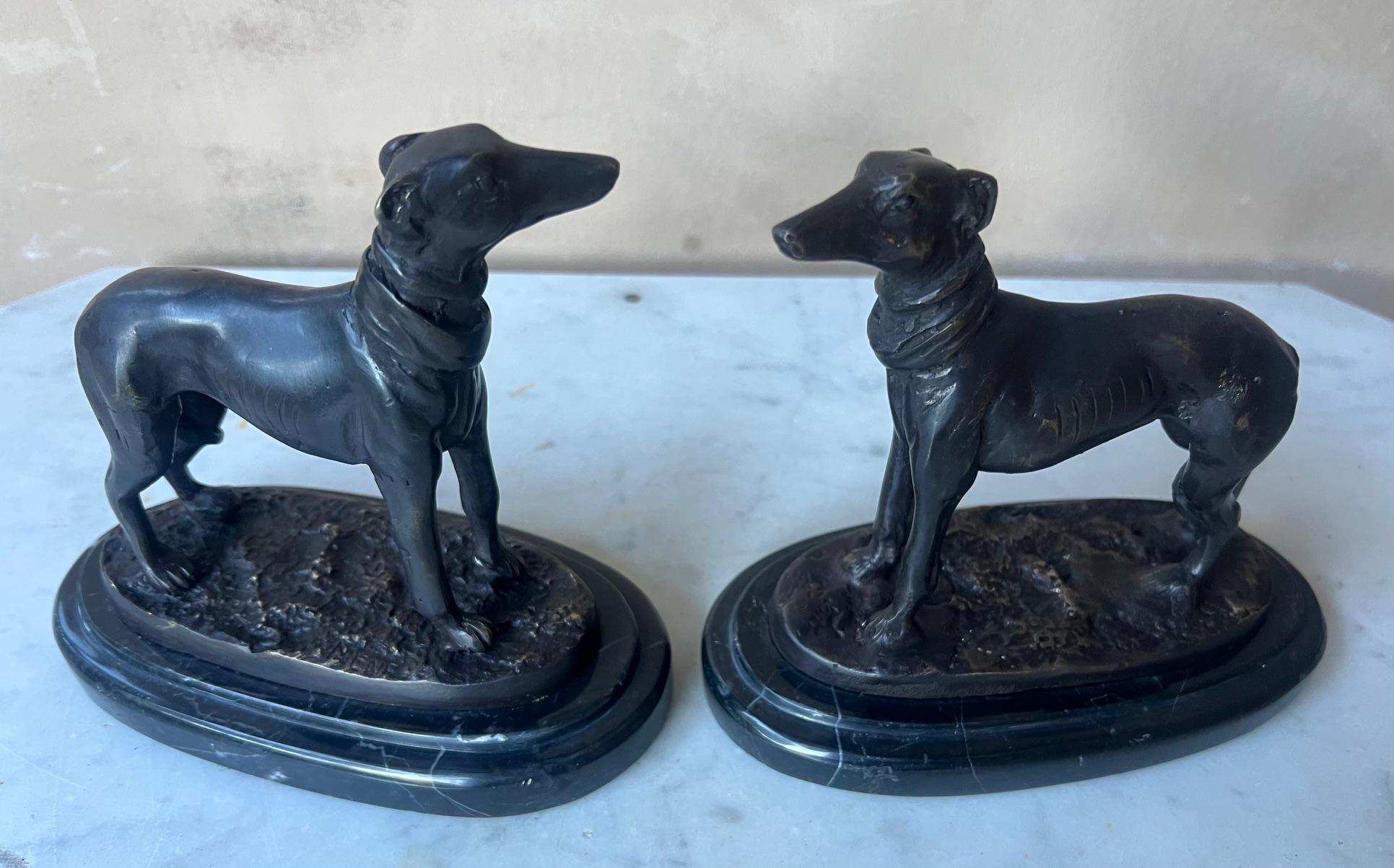 Art déco Chiens Art Déco en bronze sur socle en marbre - Lot de 2 en vente