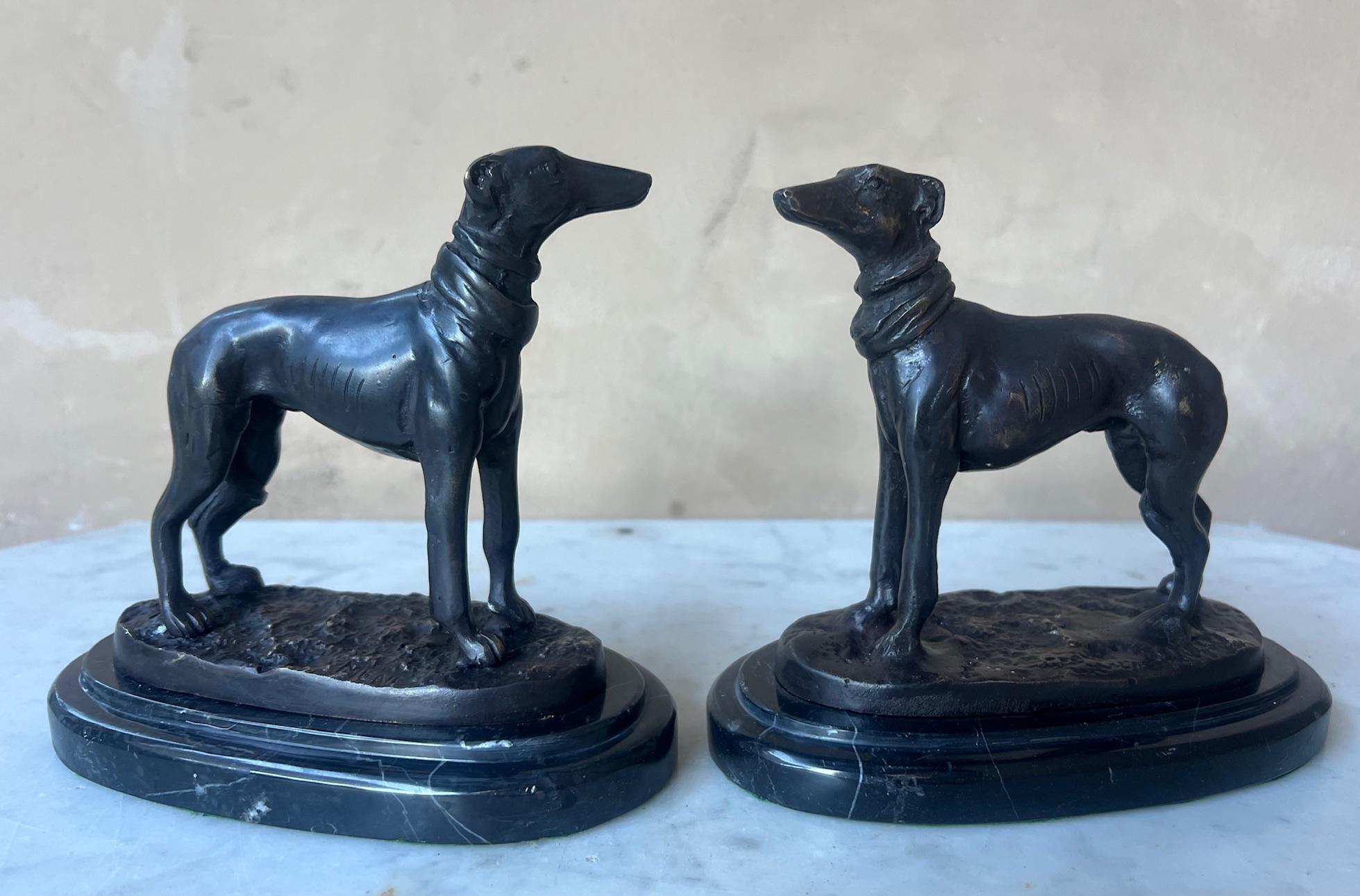 Français Chiens Art Déco en bronze sur socle en marbre - Lot de 2 en vente