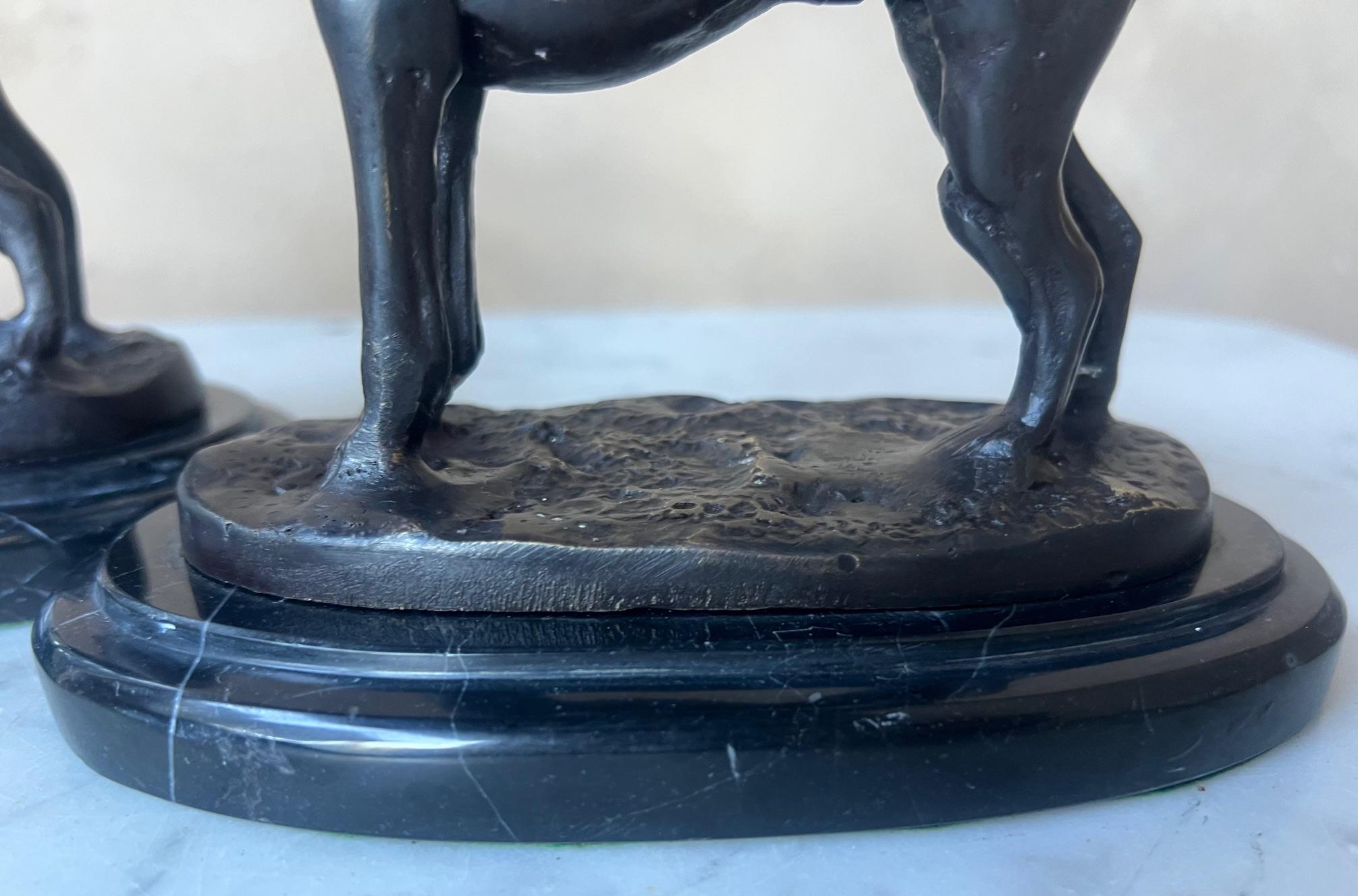 Moulage Chiens Art Déco en bronze sur socle en marbre - Lot de 2 en vente