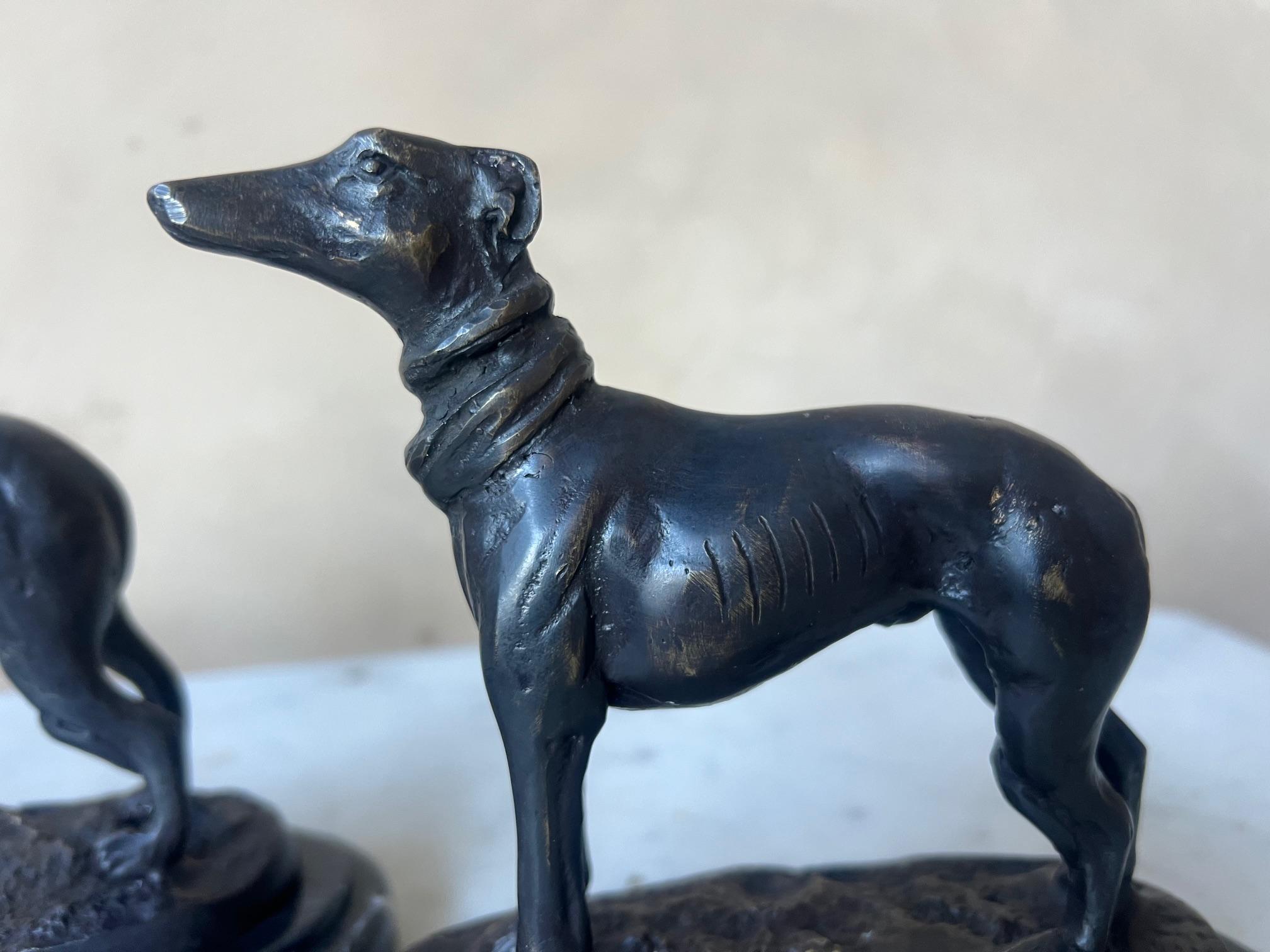 Chiens Art Déco en bronze sur socle en marbre - Lot de 2 Bon état - En vente à Ross, CA