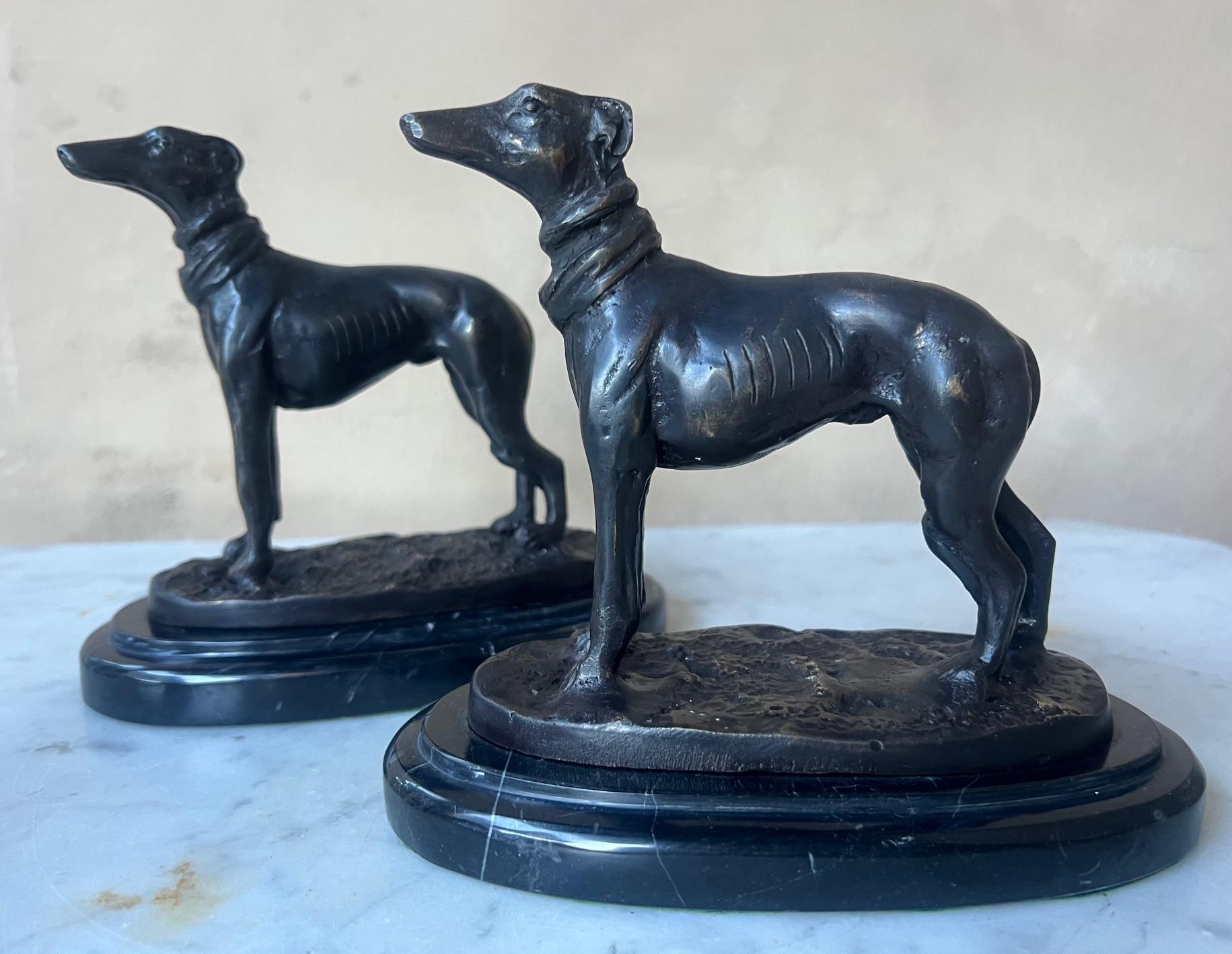 Chiens Art Déco en bronze sur socle en marbre - Lot de 2 en vente 1