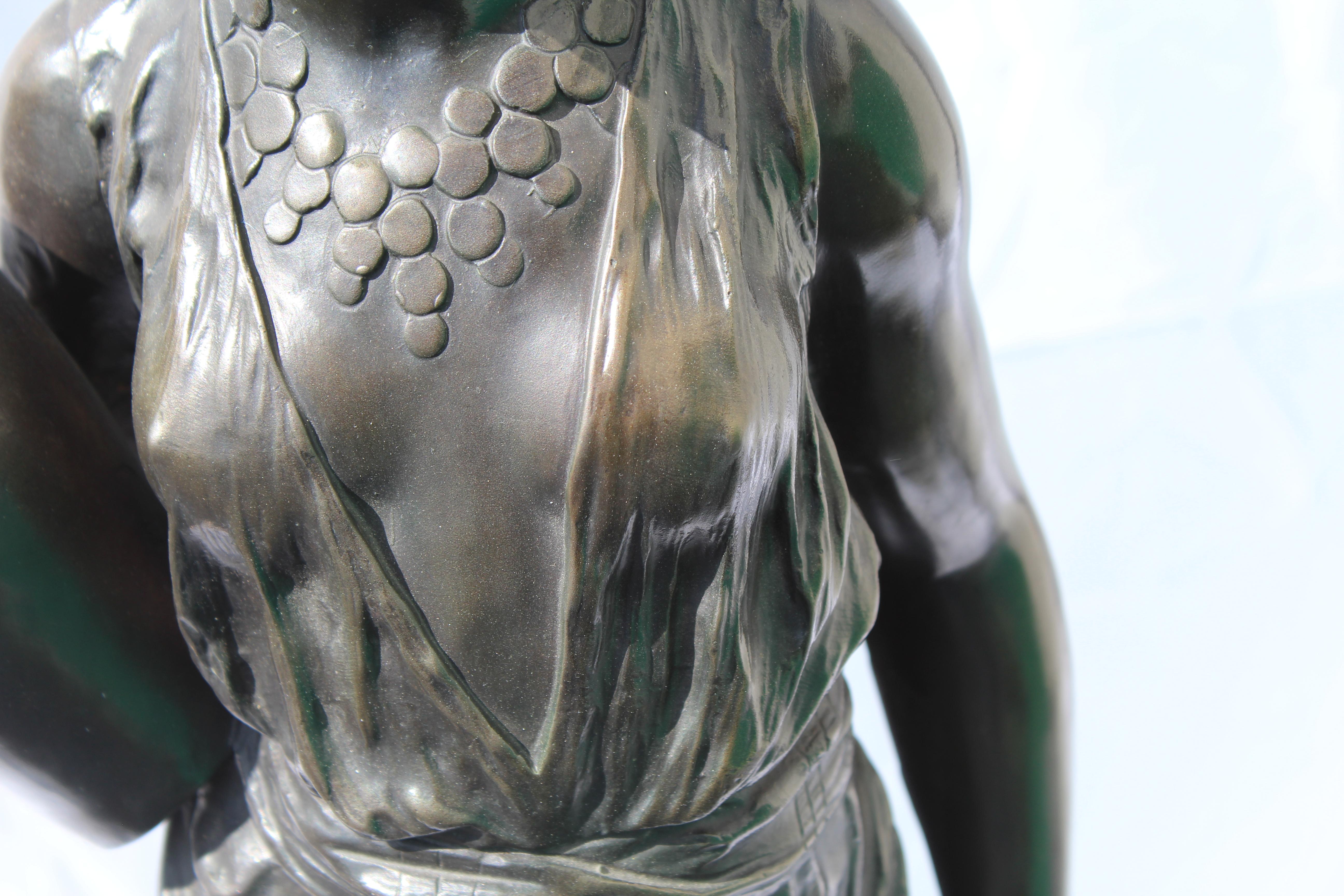Großartig aussehende Damenfigur, die einen Wasserkrug trägt. Multi-Patinas und montiert auf einem speziellen Marmorsockel. Schwere Guss 29 