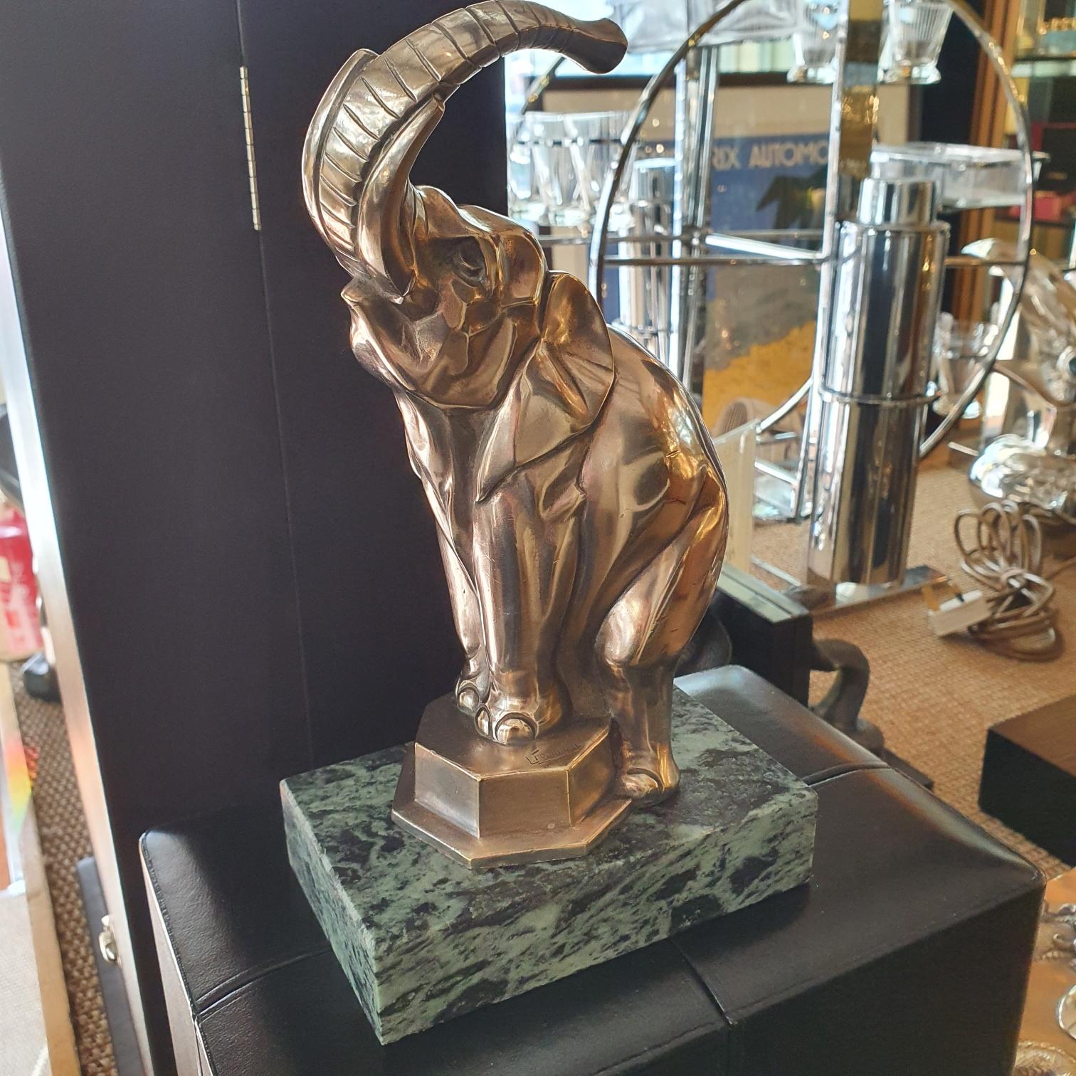Jean de la Fontinelle (français, 1900-1974)

Magnifique sculpture Art déco en bronze argenté en forme d'éléphant, la trompe en l'air et les pattes reposant sur un socle heptagonal comme s'il s'agissait d'un spectacle de cirque. Le bronze est monté
