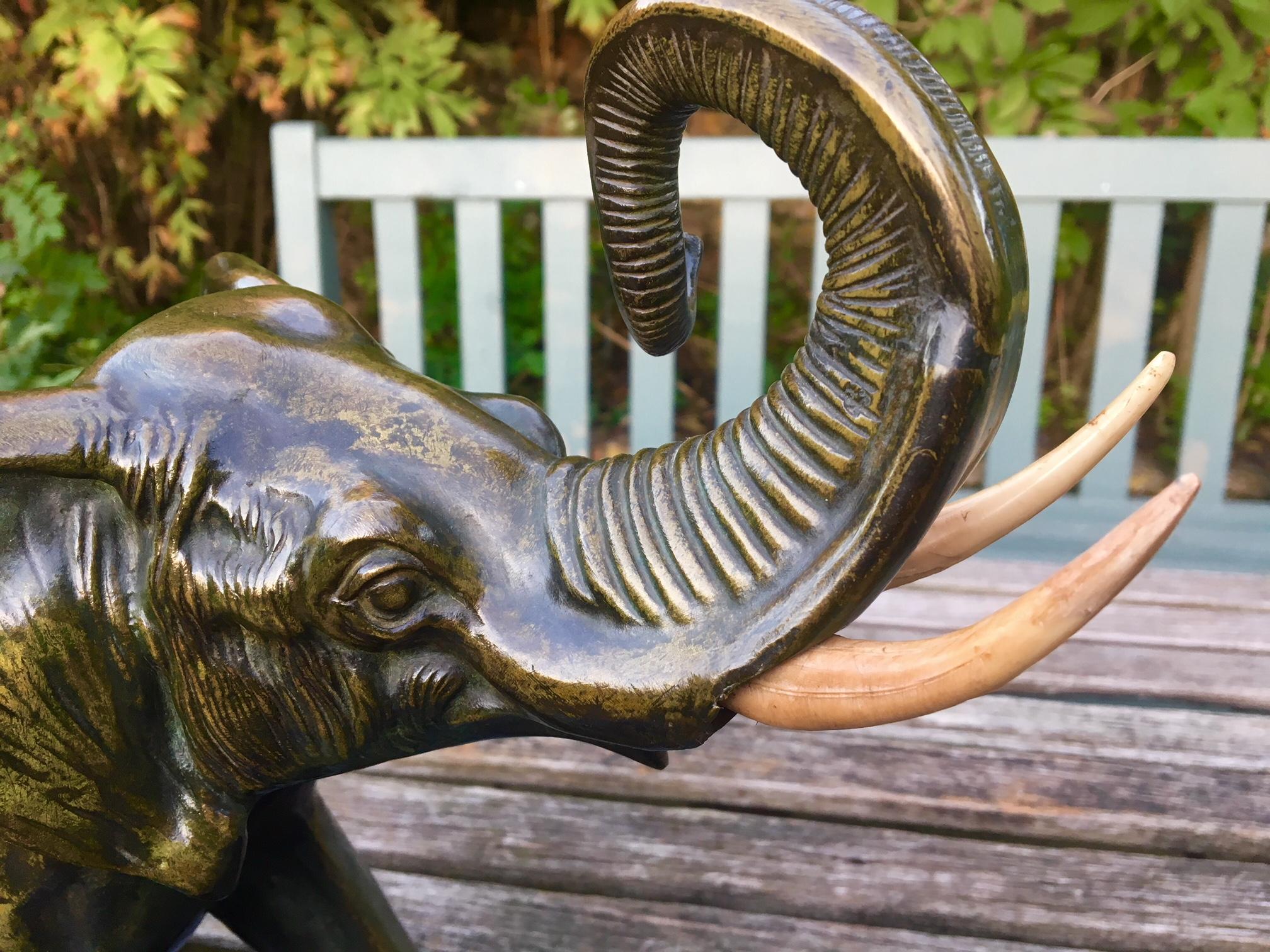 Superbe grand éléphant en bronze Art Déco de Rochard, français, vers 1930.
Ce bronze a une couleur et une patine des plus agréables et se tient debout.
bien sur sa base d'ardoise. Il est magnifiquement fabriqué et d'une taille impressionnante :