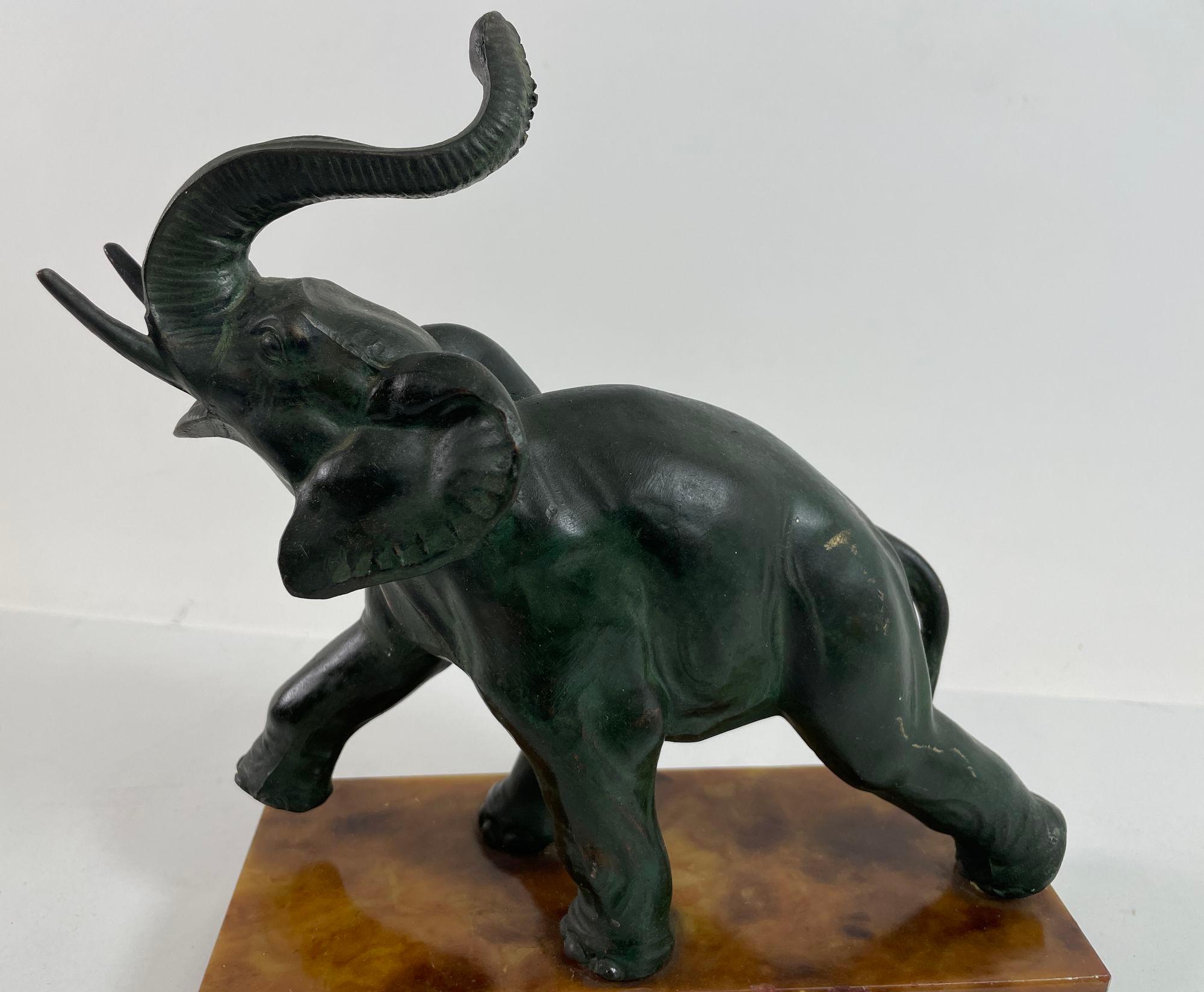 Sculpture d'éléphant en bronze Art déco avec malle surélevée fabriquée en Italie en vente 4