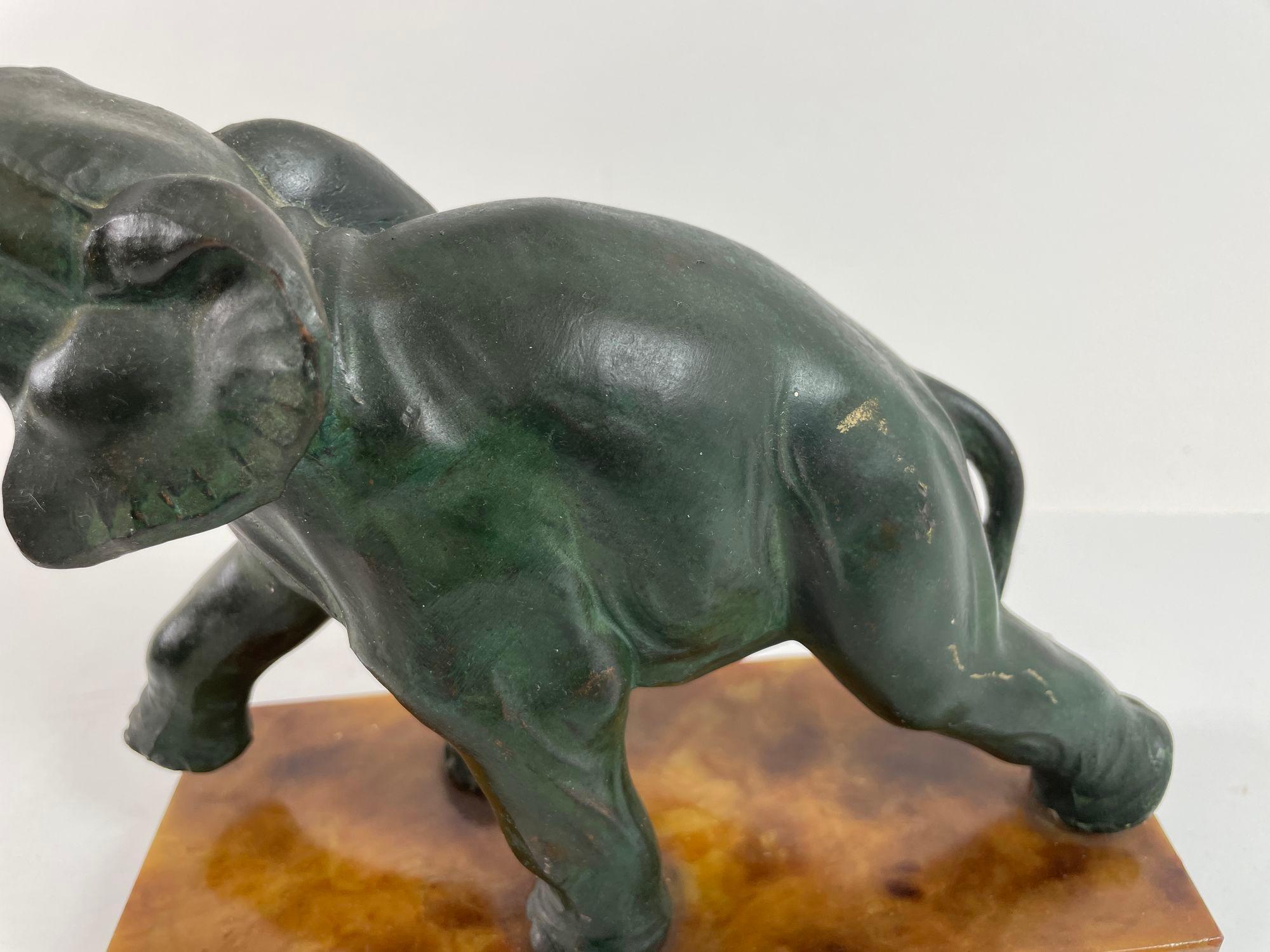 Sculpture d'éléphant en bronze Art déco avec malle surélevée fabriquée en Italie en vente 5