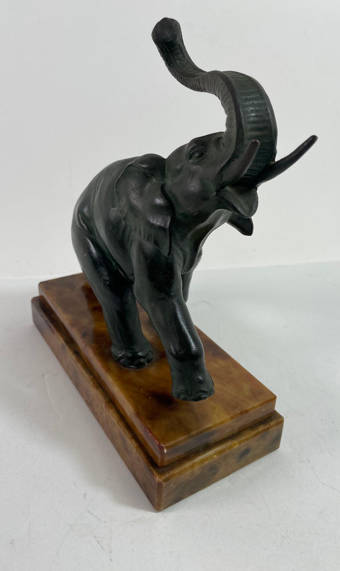 Sculpture d'éléphant en bronze Art déco avec malle surélevée fabriquée en Italie en vente 7