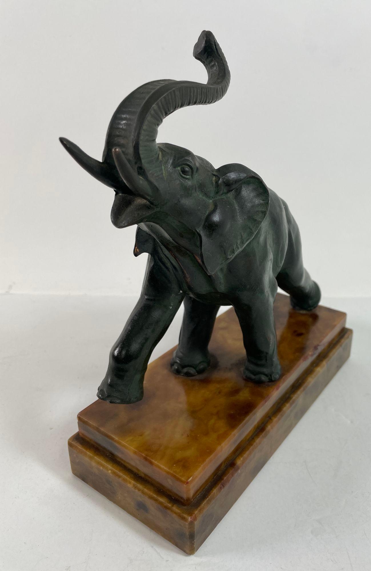 Sculpture d'éléphant en bronze Art déco avec malle surélevée fabriquée en Italie en vente 8