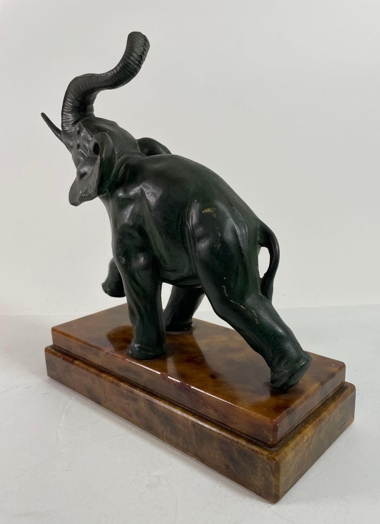Sculpture d'éléphant en bronze Art déco avec malle surélevée fabriquée en Italie en vente 9