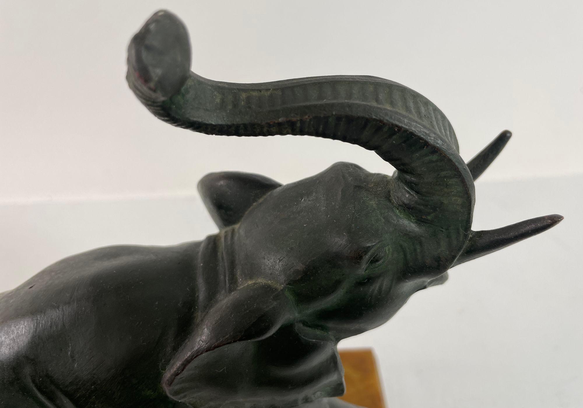20ième siècle Sculpture d'éléphant en bronze Art déco avec malle surélevée fabriquée en Italie en vente