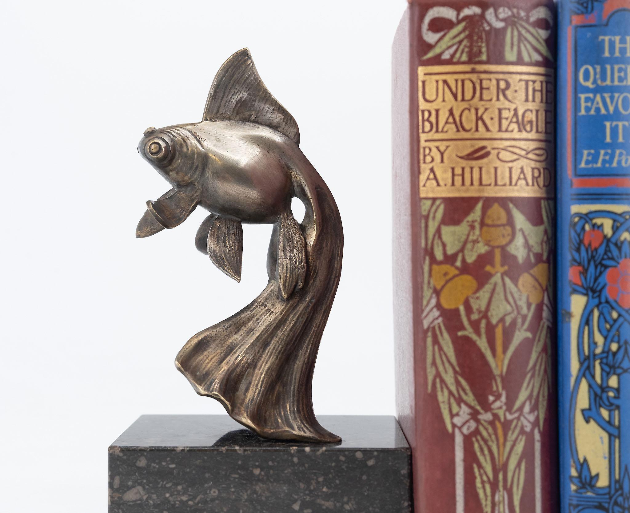 Coppia di fermalibri Art Deco in bronzo patinato con pesci rossi a coda lunga di Georges-Raoul Garreau, su basi in marmo. Ciascuna firmata 