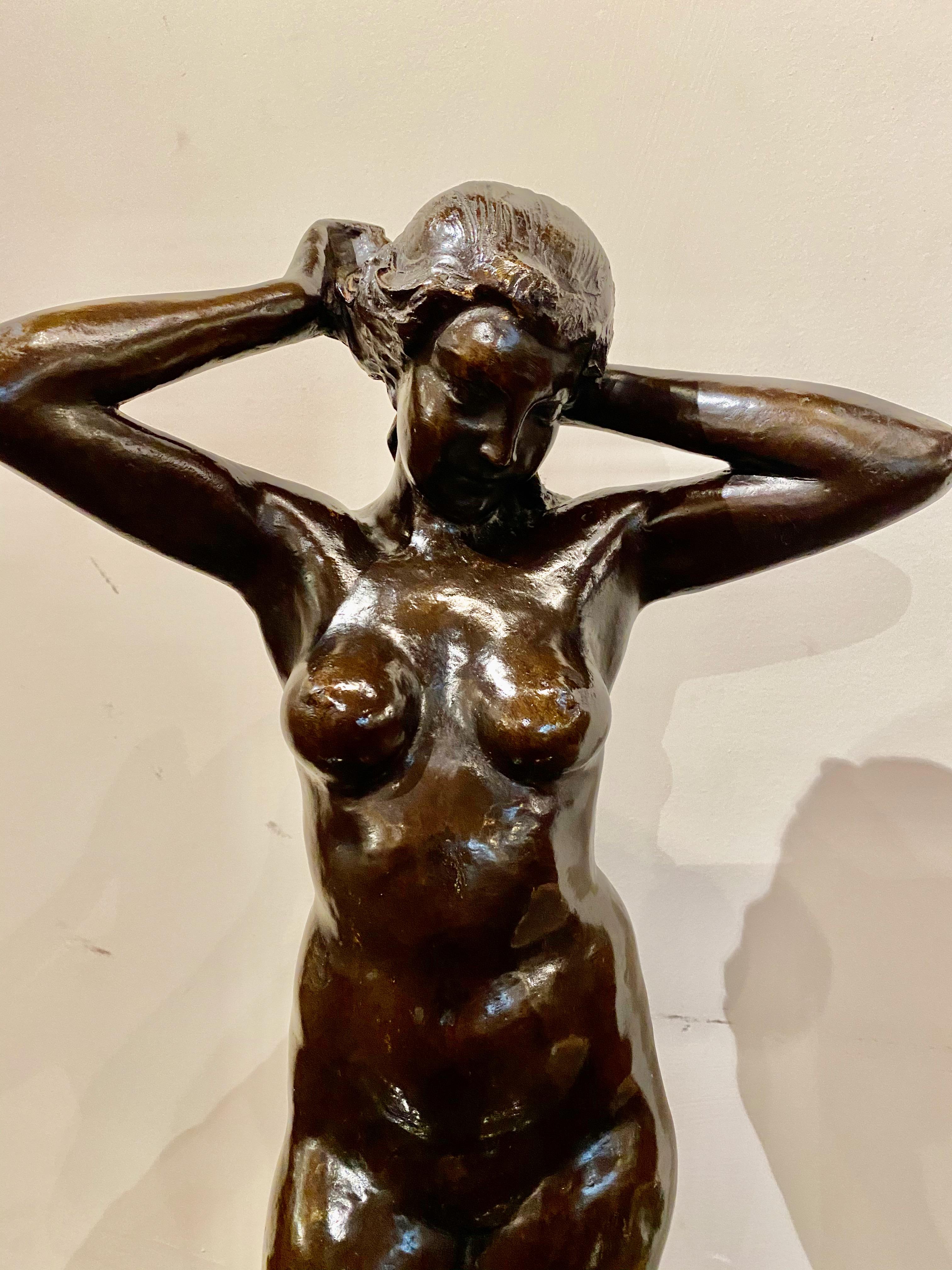 Bronzetänzerin, um 1930. Skulptur mit schwarzer Patina, von MARNIX D'HAVELOOSE (1885-1973). Diese klassisch interpretierte Nackttänzerin ist in einem eleganten Art-Déco-Stil gehalten. Die Unterschrift befindet sich auf dem Sockel. Dies ist eine