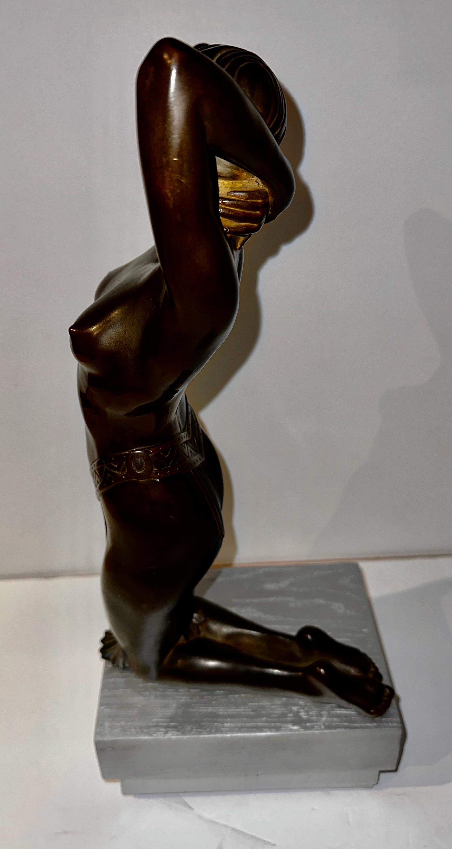 Milieu du XXe siècle Statue féminine en bronze d'inspiration égyptienne Art déco Coiffure et traitement de la taille en vente
