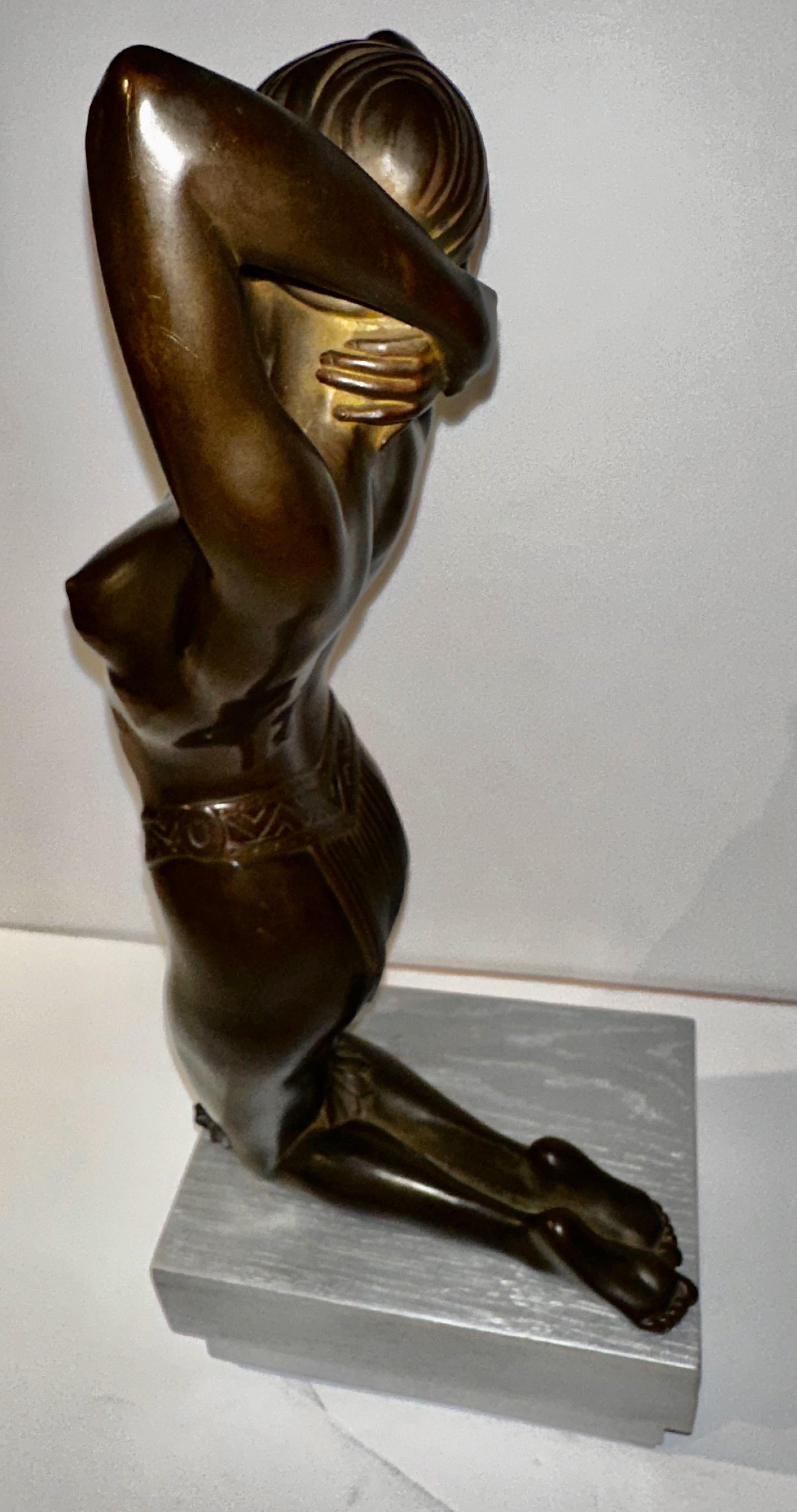 Bronze Statue féminine en bronze d'inspiration égyptienne Art déco Coiffure et traitement de la taille en vente