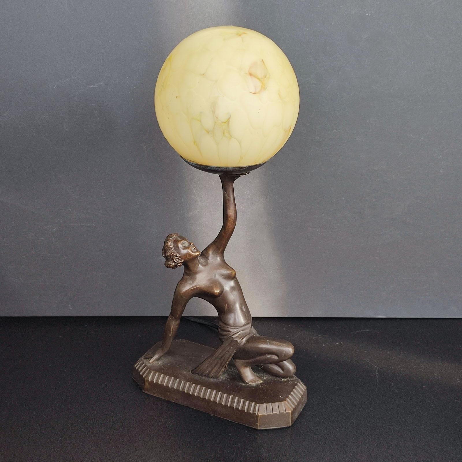 Européen Lampe de table figurative Art Déco en bronze, Danseuse avec boule, dans le style de Lorenzl en vente