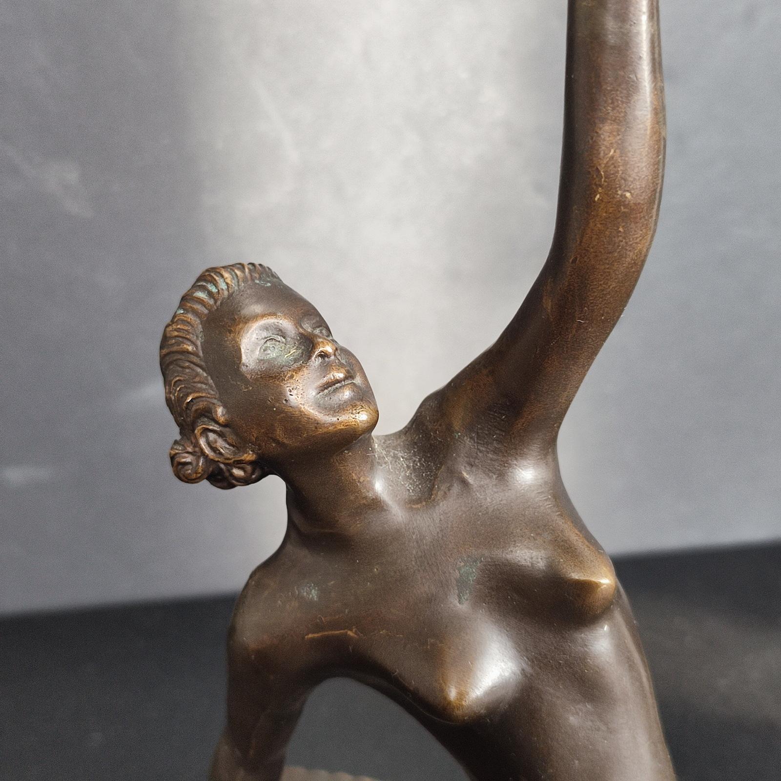 20ième siècle Lampe de table figurative Art Déco en bronze, Danseuse avec boule, dans le style de Lorenzl en vente