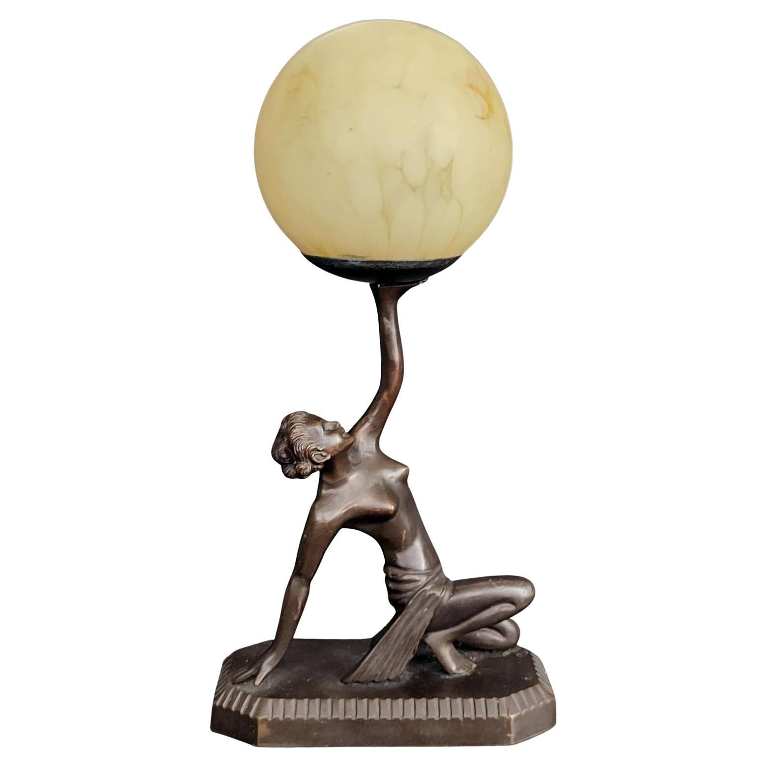 Lampe de table figurative Art Déco en bronze, Danseuse avec boule, dans le style de Lorenzl en vente