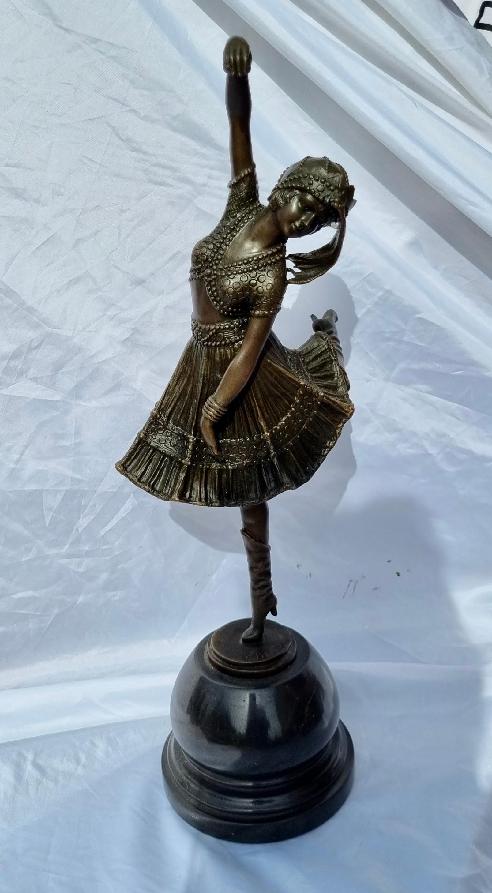 Dancer by Demétre Chiparus (1886 - 1947)
Large chrysoelephantine sculpture in gilt bronze Marble base.
Signed 