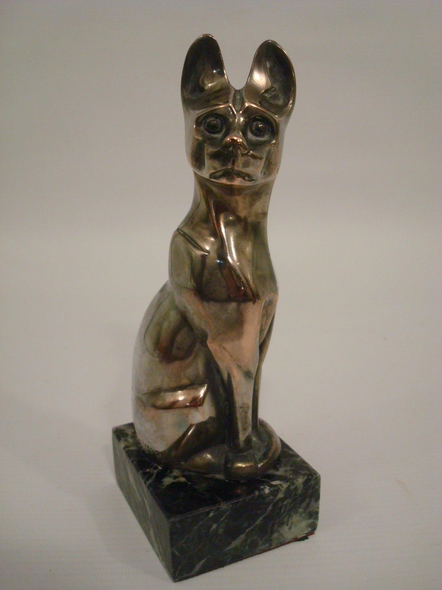 Sehr seltene Art Deco Französisch versilberte Bronze-Skulptur Figur einer Katze, ' Chat De Siam Assis '. Diese Figur wurde sowohl als Briefbeschwerer als auch als Auto-Maskottchen produziert (Perfektes Geschenk für jeden Motorhauben Ornament -