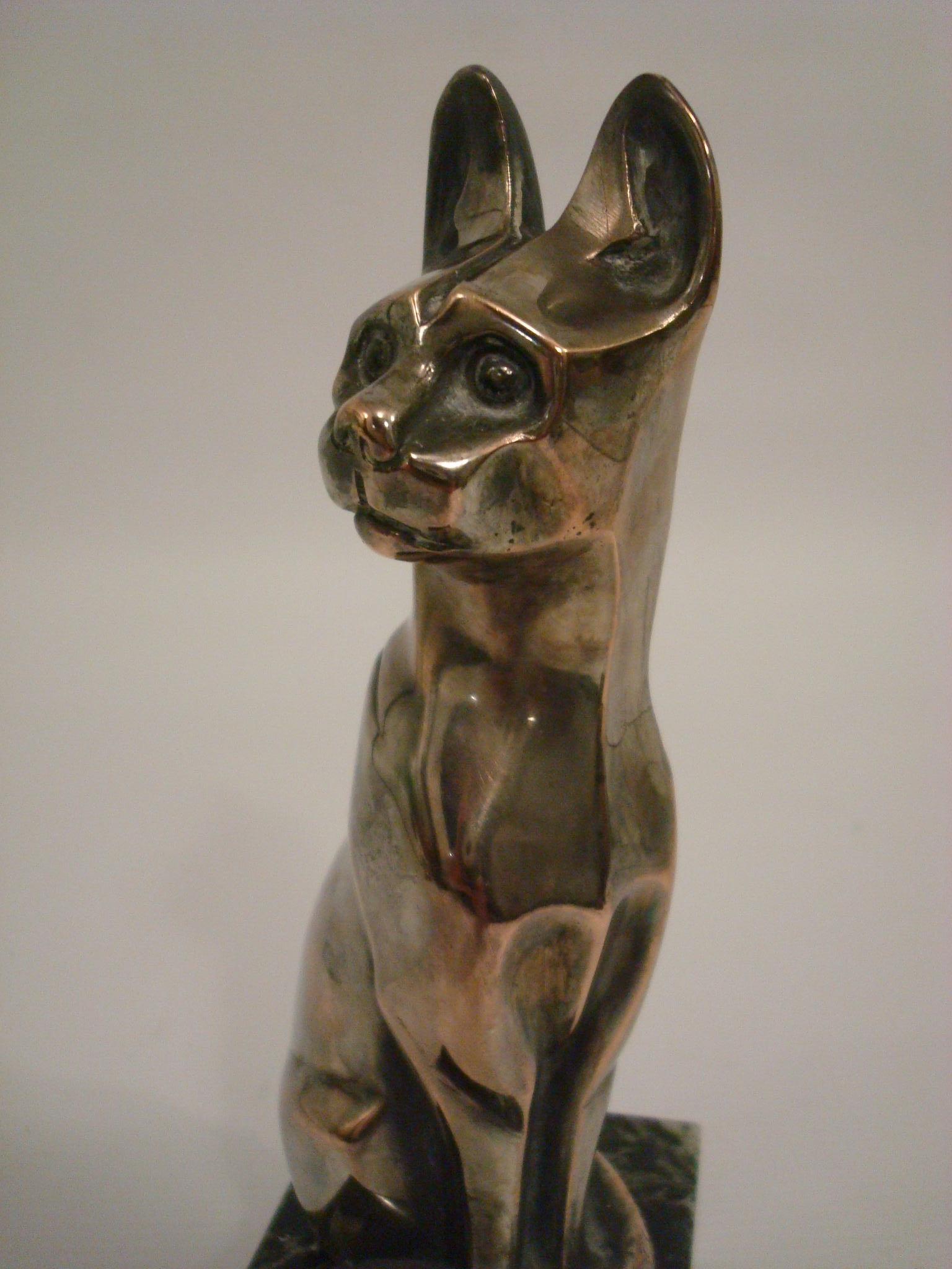 Bronzefigur einer Katze im Art déco-Stil „Chat De Siam Assis“ von Edouard M. Sandoz (Französisch) im Angebot