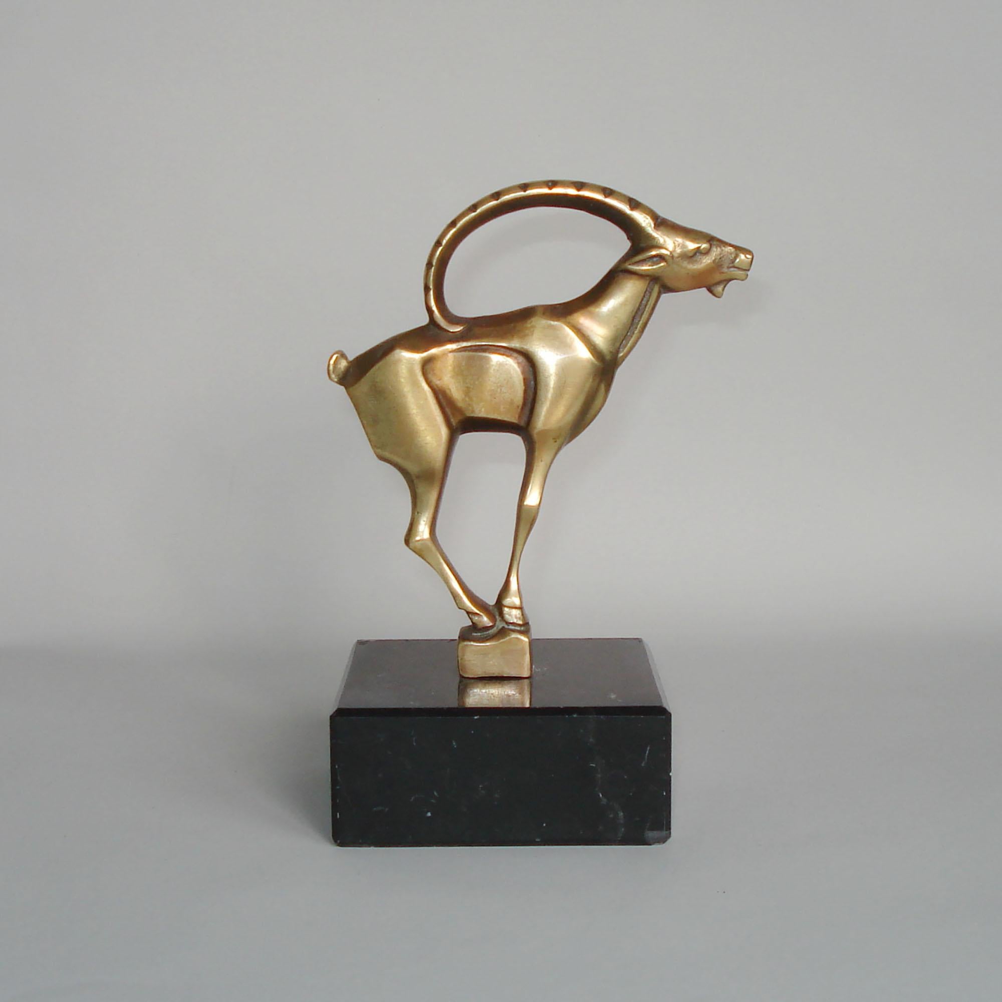 Beautiful Art Deco bronze figurine depicting an ibex, Capricorn, goat, designed by Jan Johannes Bosma (1879-1960), The Netherlands, circa 1925.
Golden patinated bronze on black marble, beautiful original condition, some wear of time, few scratches