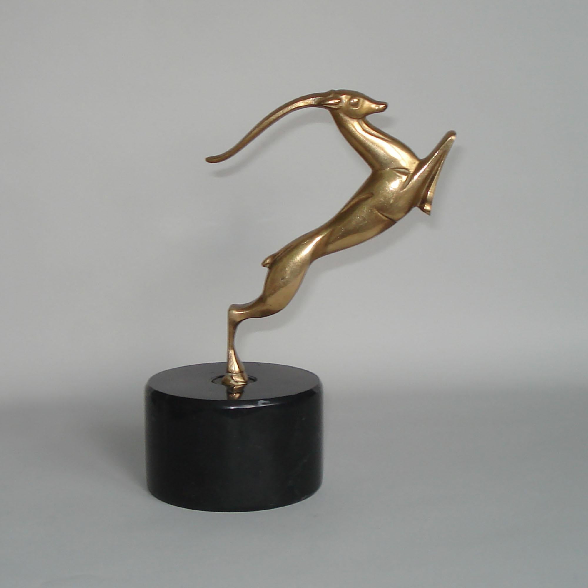 Beautiful Art Deco bronze figurine depicting a jumping Impala, antelope, designed by Jan Johannes Bosma (1879-1960), The Netherlands, circa 1925.
Golden patinated bronze on black marble, beautiful original condition, some wear of time, few