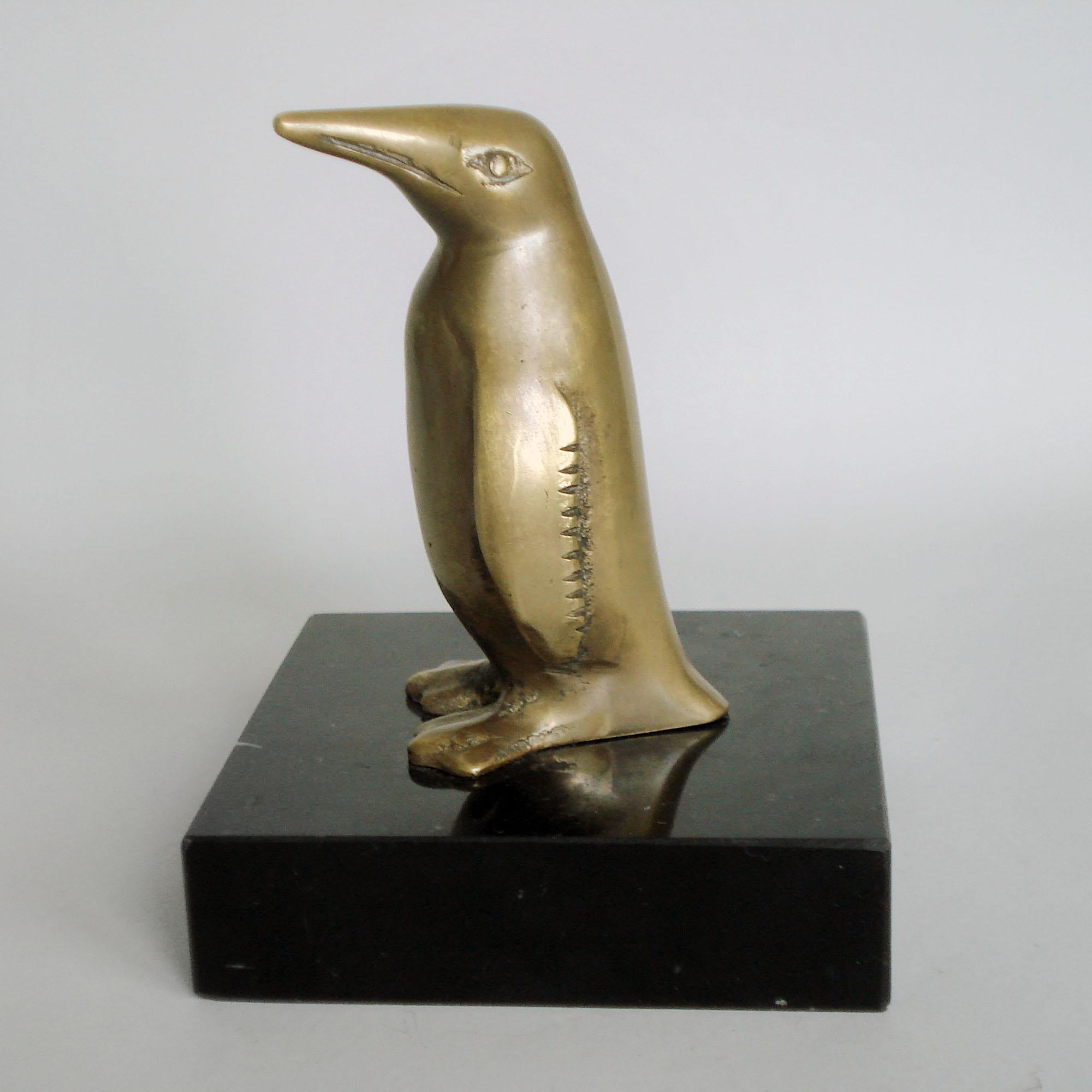 Beautiful Art Deco bronze figurine depicting a Penguin on a black marble base, designed by Jan Johannes Bosma (1879-1960), The Netherlands, circa 1925.
Good original condition, some wear of time, few scratches to the bronze, some chips to the