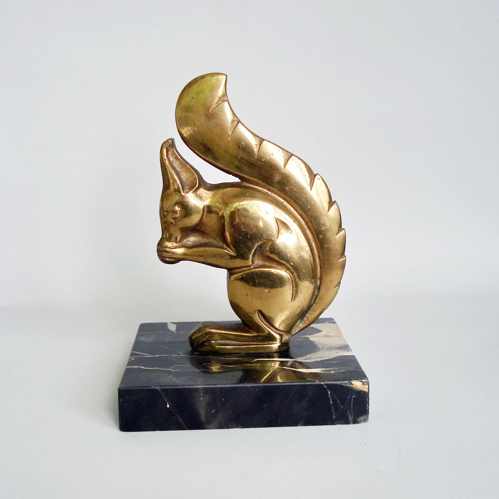 Beautiful Art Deco bronze figurine depicting a squirrel eating a nut, designed by Jan Johannes Bosma, The Netherlands, circa 1925.
Golden patinated bronze on Belgium marble, beautiful original condition, some wear of time, few scratches to the