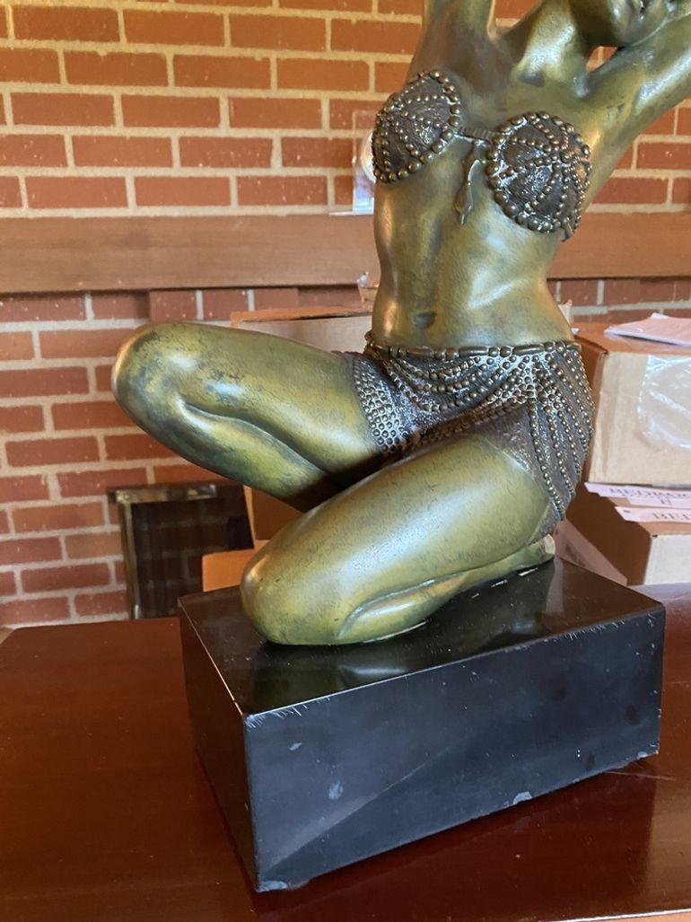 Statue de jeune fille Flapper en bronze Art Déco sur marbre par Affortunato Gory en vente 6