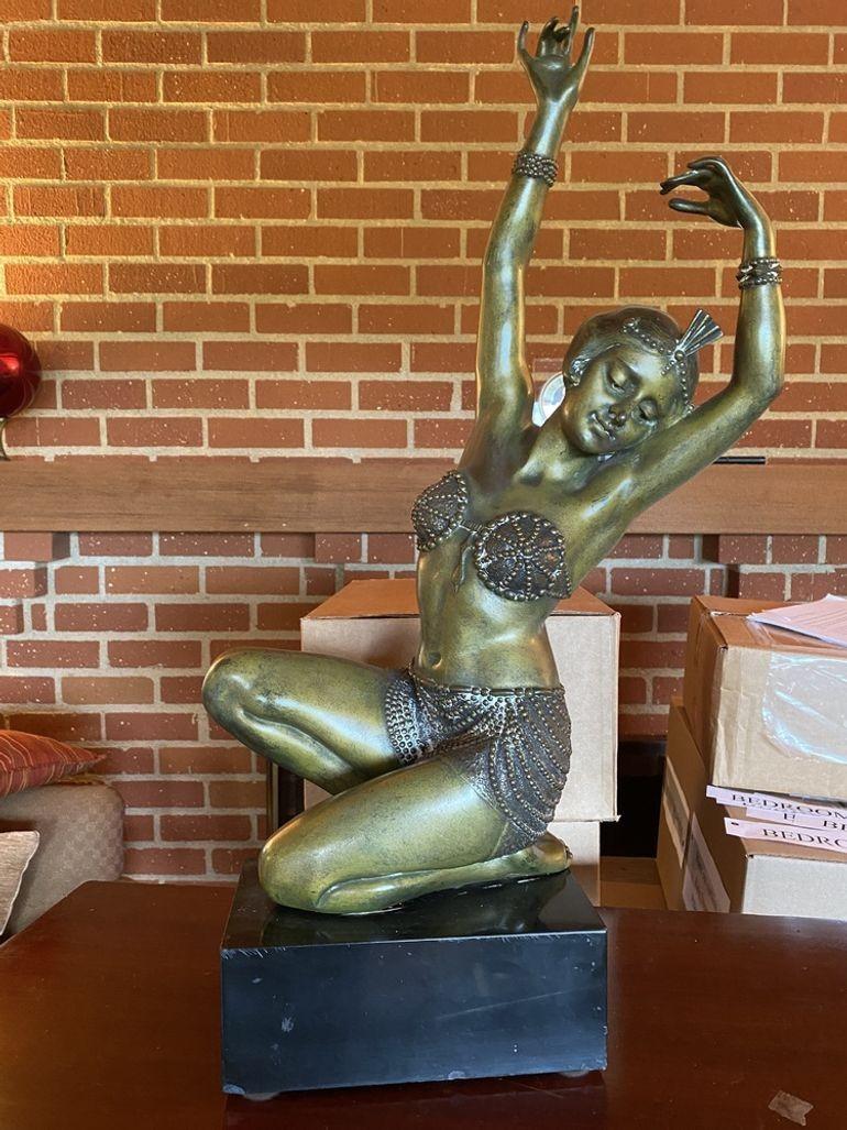 Sculpture en bronze de 25 pouces représentant une danseuse des années folles, réalisée par Affortunato Gori. Il s'agit de l'une des pièces les plus spectaculaires que nous ayons pu proposer. La patine d'or sombre est lisse et sans défaut, mettant en