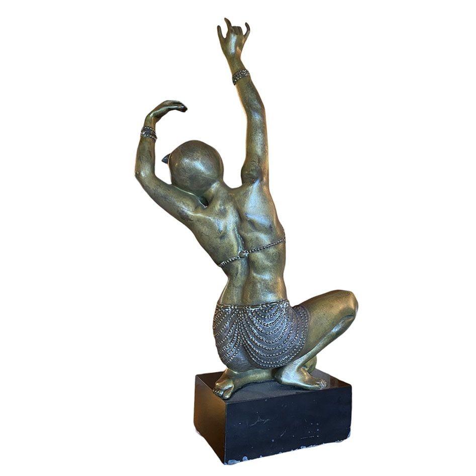 Sculpture en bronze de 25 pouces représentant une danseuse des années folles, réalisée par Affortunato Gori. Il s'agit de l'une des pièces les plus spectaculaires que nous ayons pu proposer. La patine d'or sombre est lisse et sans défaut, mettant en