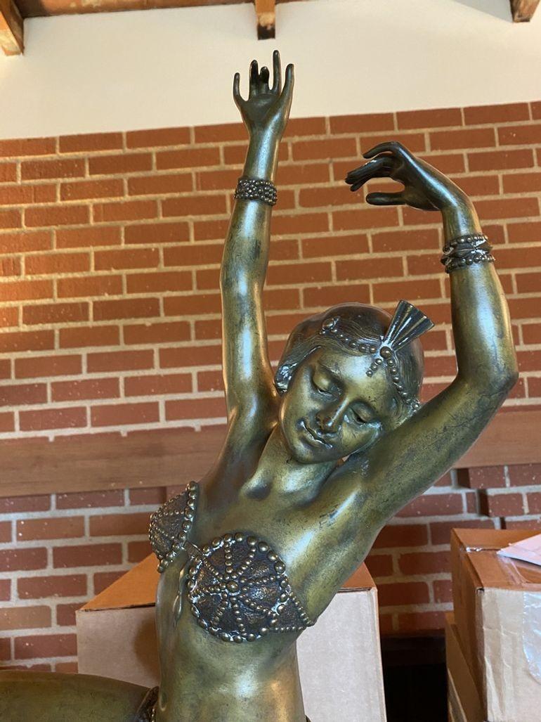 Statue de jeune fille Flapper en bronze Art Déco sur marbre par Affortunato Gory en vente 1