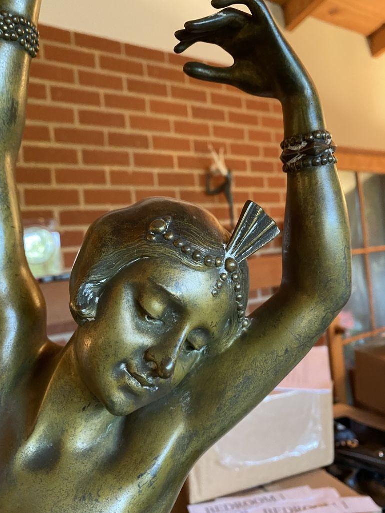Statue de jeune fille Flapper en bronze Art Déco sur marbre par Affortunato Gory en vente 2