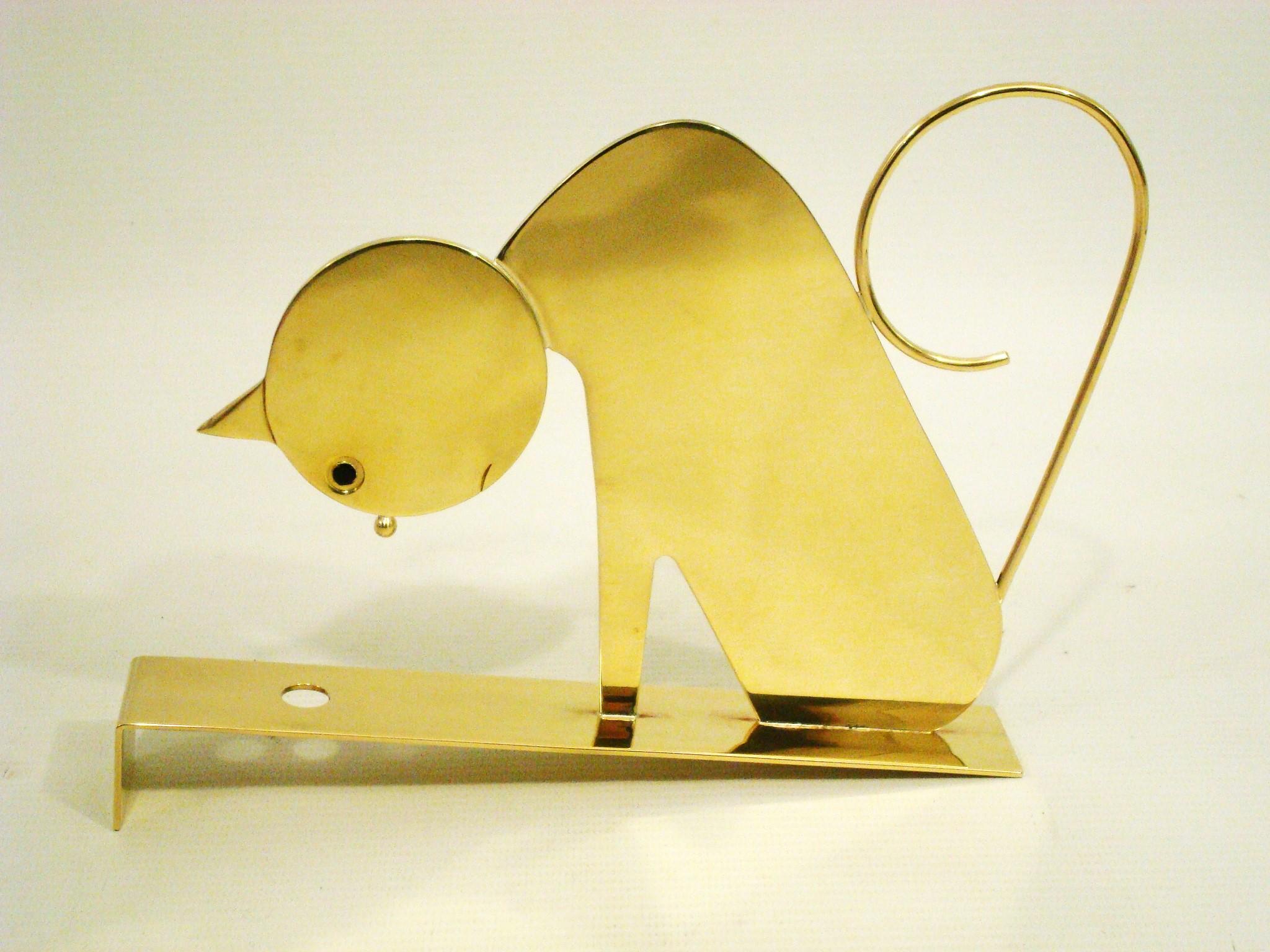 Scultura in bronzo Hagenauer / Figura di un gatto che guarda verso un buco.
La scultura si chiama: Gatto davanti alla tana del topo. È stato prodotto in Austria nel 1930 - 1935. Condizioni molto buone.
L'immagine mostra una scultura in metallo