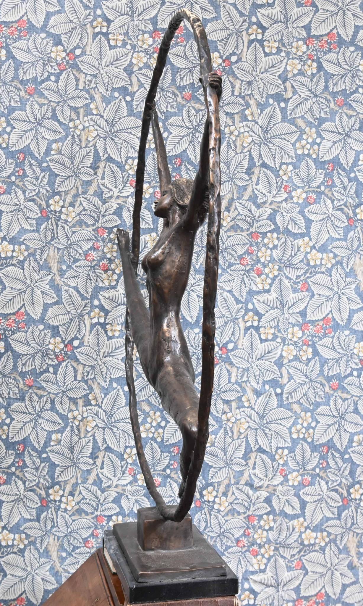 Fin du 20e siècle Art Deco Bronze Hoop Dancer Figurine Statue Roaring Twenties en vente