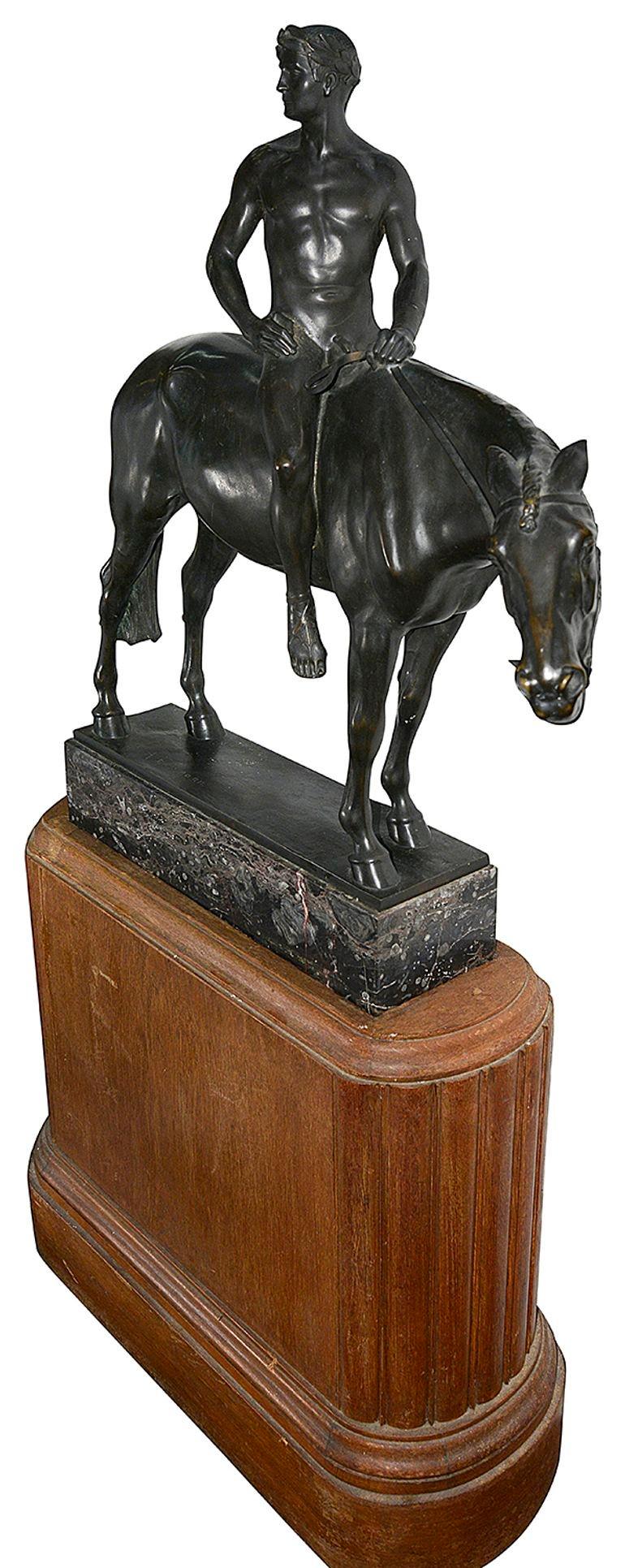 

Uno splendido studio in bronzo dell'inizio del XX secolo, in stile Art Déco, raffigurante un nudo classico, un cavaliere romano. Montato su un piedistallo di Oak.





Albert Heinrich Hussmann (1874-1946) è stato uno scultore tedesco che ha creato