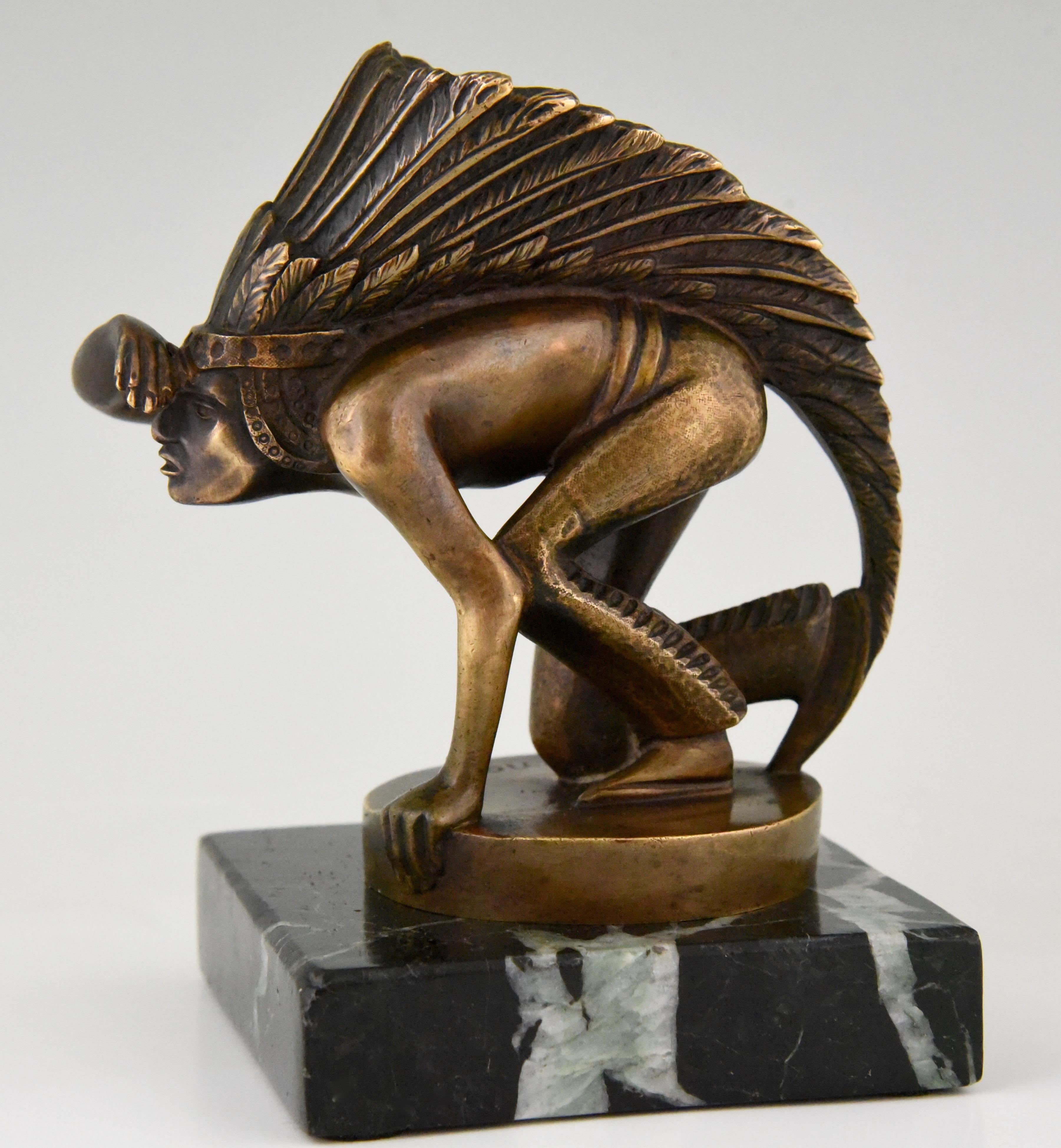 Mascotte de voiture en bronze Art Déco modelée comme un Indien regardant fixement:: signée par Guillaume Laplagne. Monté sur une base en marbre:: vers 1920-1930. 
La sculpture sans la base mesure 11 cm. ou 4::3 pouces de haut. 
Ce modèle est