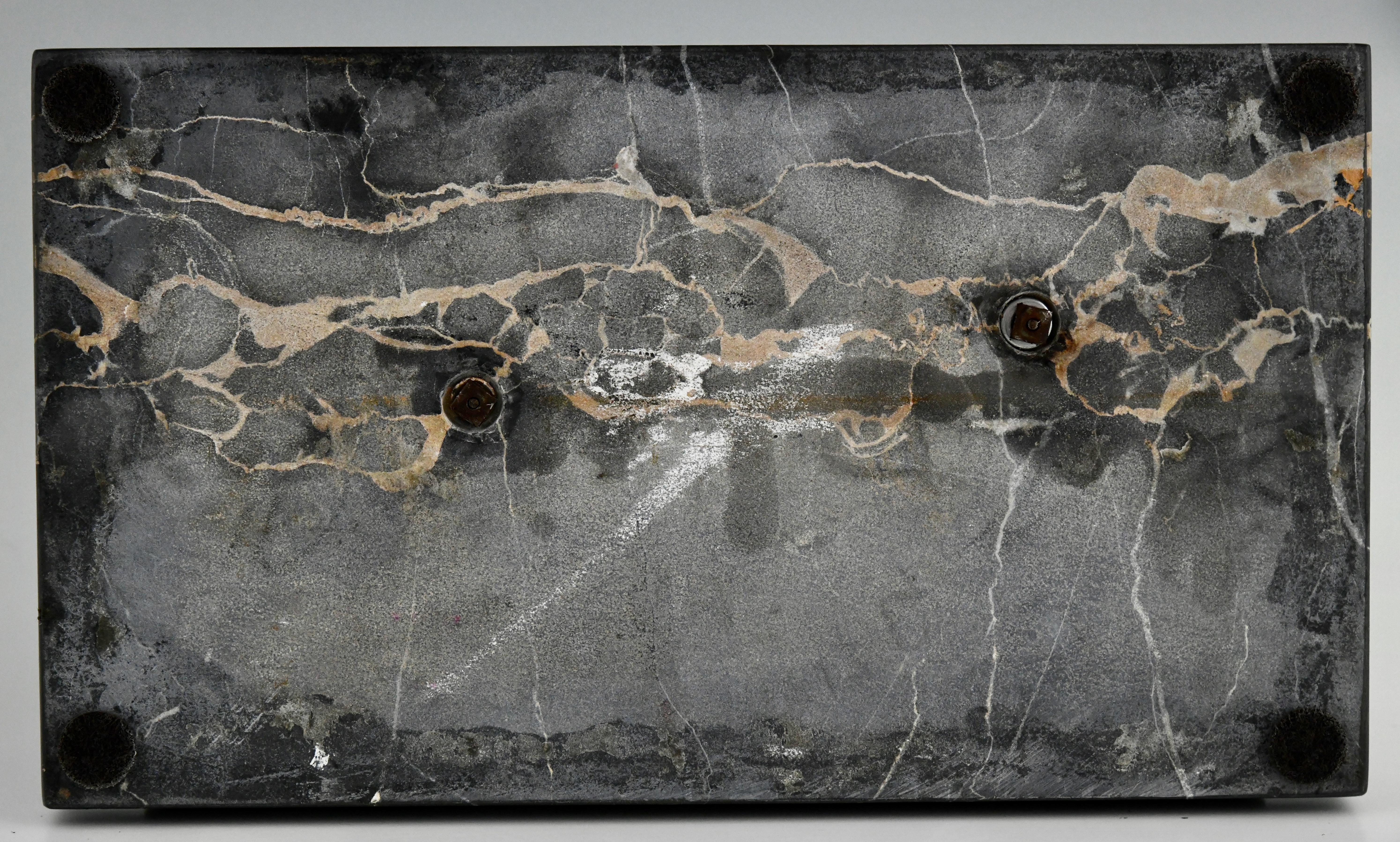 Nudo inginocchiato in bronzo Art Déco con cesto di frutta di A. Soleau Francia 1930 in vendita 3