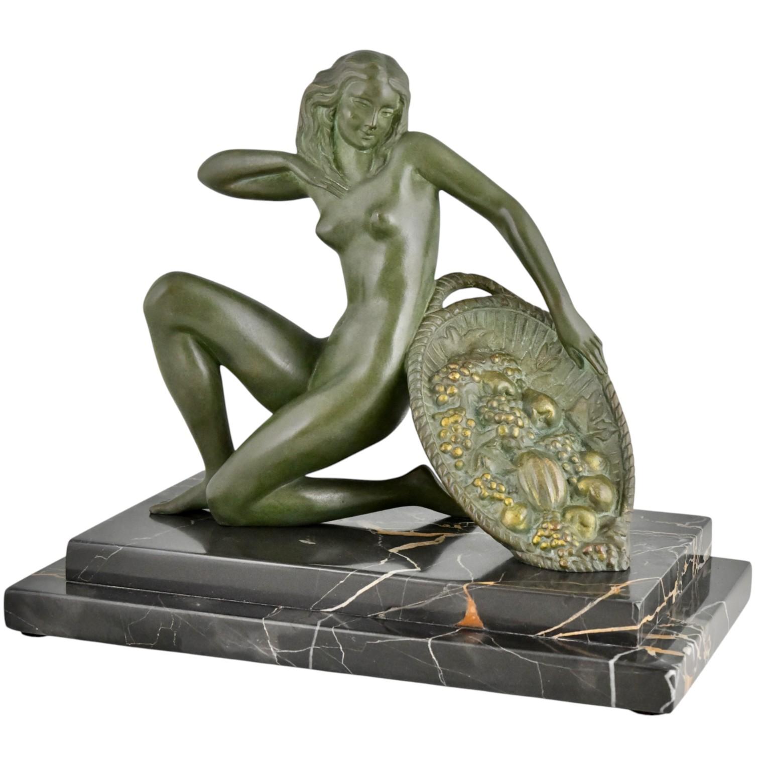 Un'elegante scultura in bronzo Art Deco che raffigura una donna nuda inginocchiata che regge con grazia un cesto di frutta. Creato dall'artista francese A. Soleau intorno al 1930, questo pezzo esemplifica le forme raffinate e la sensualità