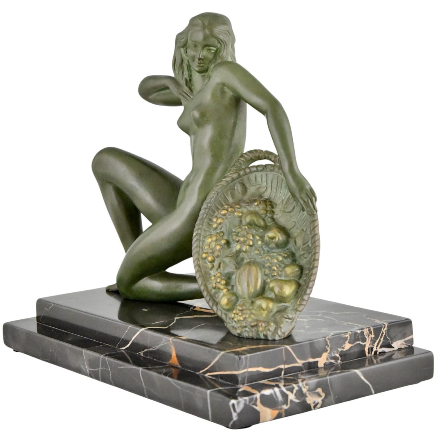 Francese Nudo inginocchiato in bronzo Art Déco con cesto di frutta di A. Soleau Francia 1930 in vendita