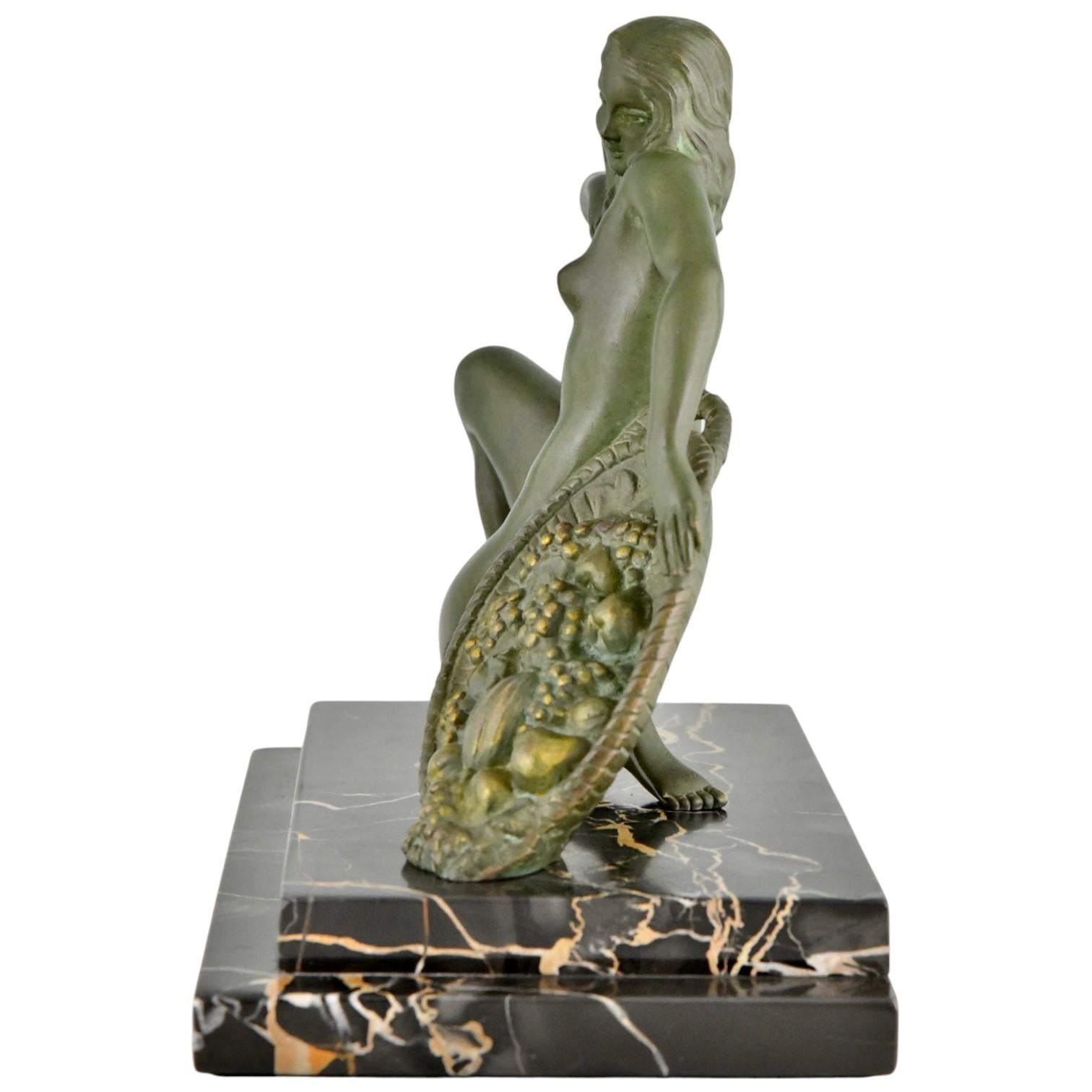 Patinato Nudo inginocchiato in bronzo Art Déco con cesto di frutta di A. Soleau Francia 1930 in vendita